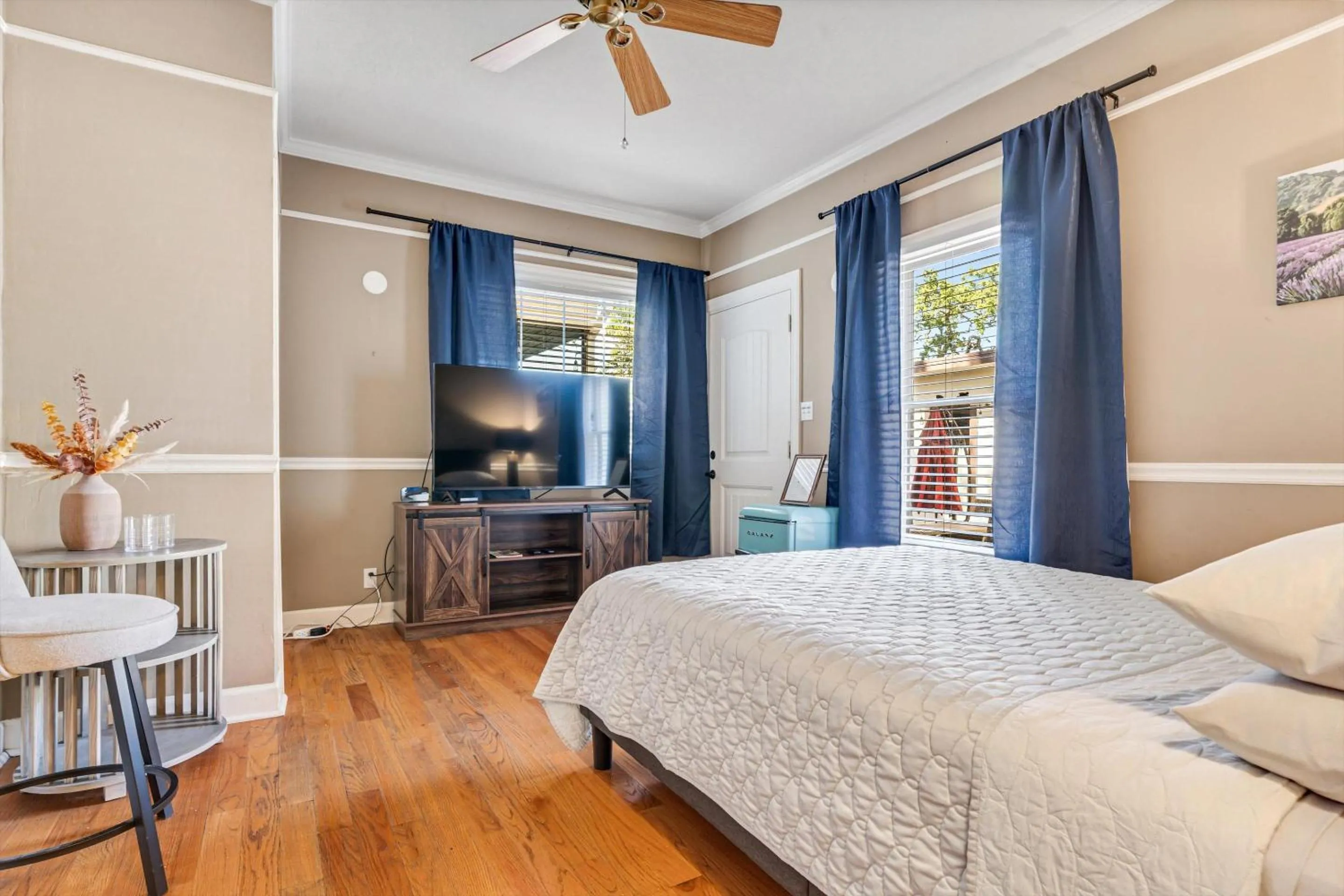 Bed in Cinnamon Bear Creekside Inn