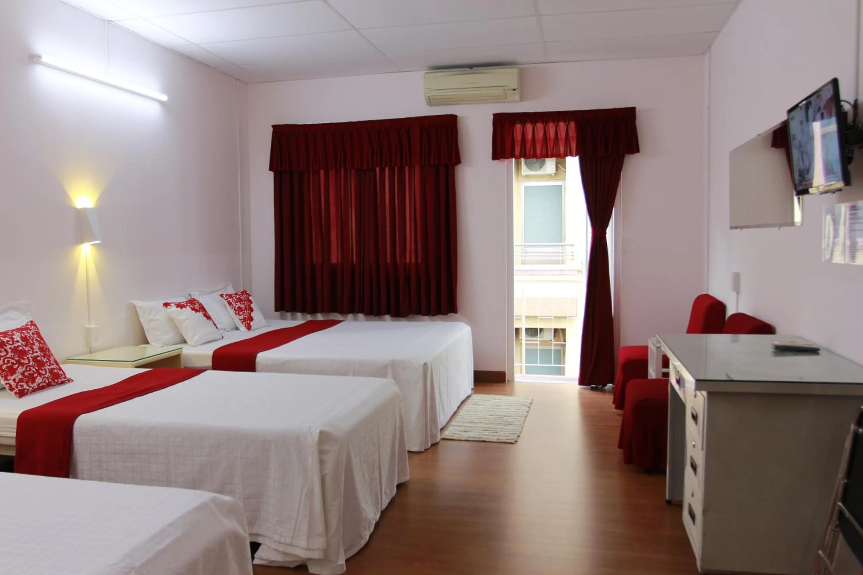 Bed in QUANG SAIGON Hotel- 40-7 Bùi Viện-Walking street