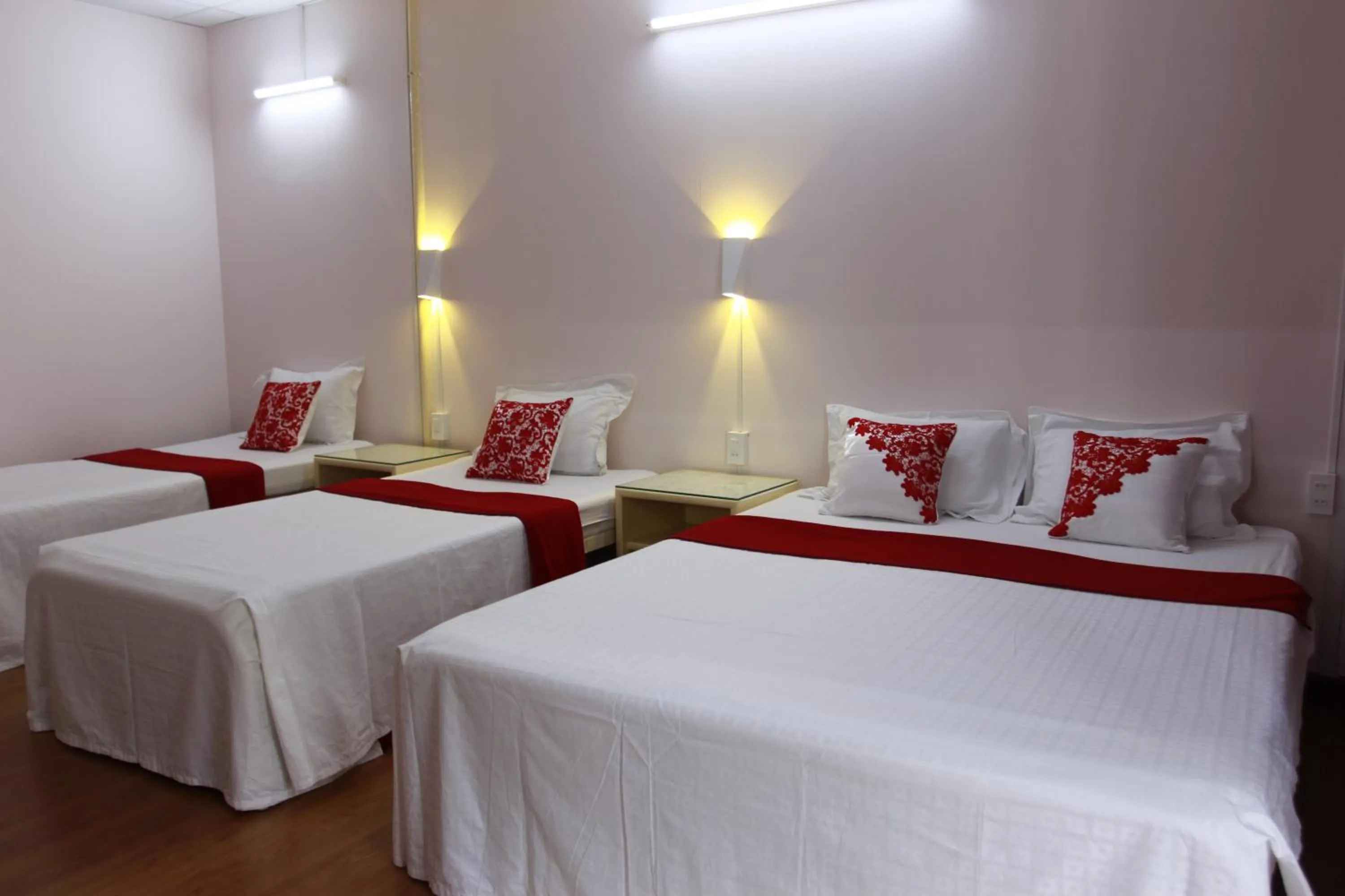 Bed in QUANG SAIGON Hotel- 40-7 Bùi Viện-Walking street