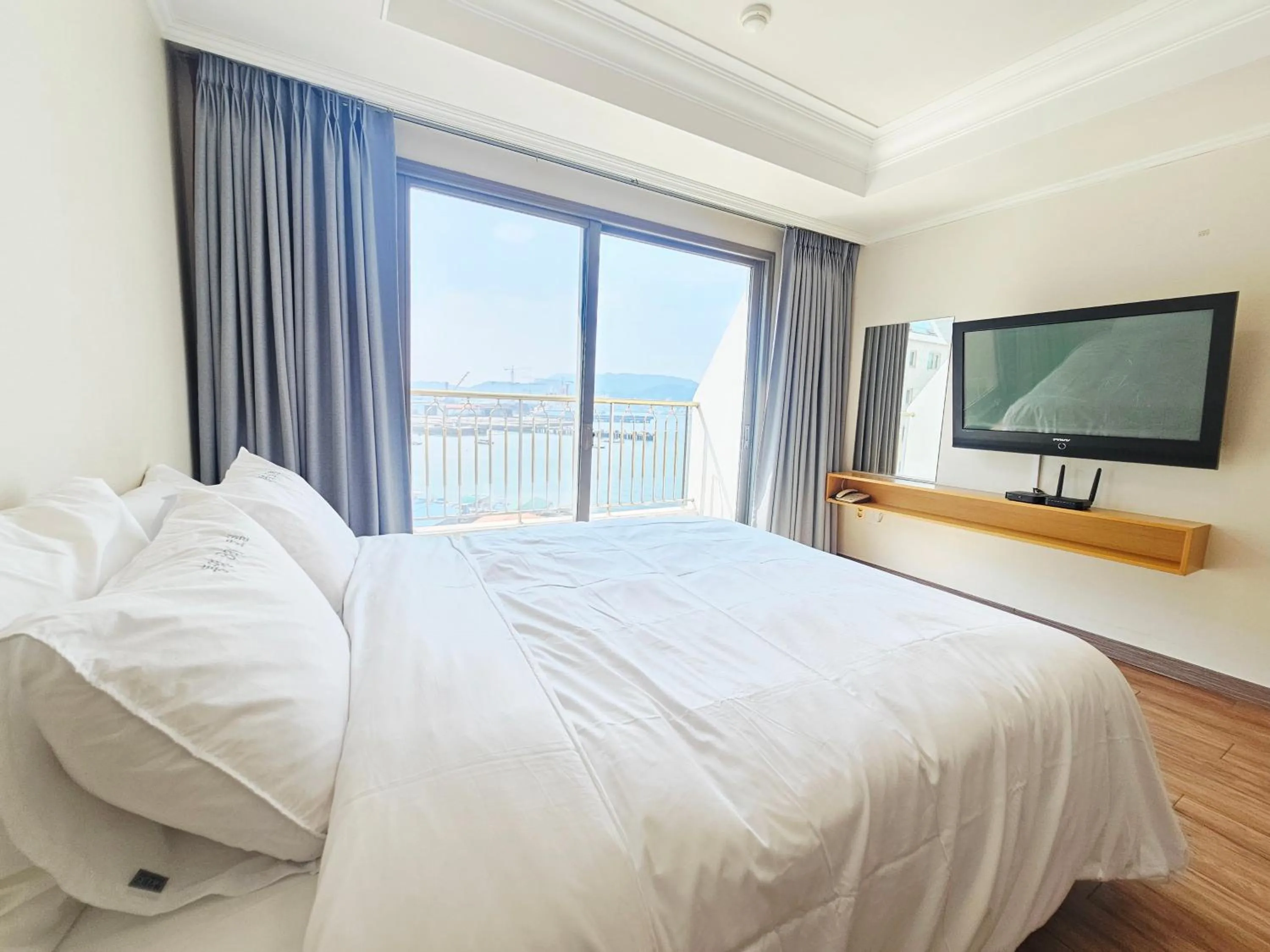 Bed in Tongyeong Bay Condo Hotel