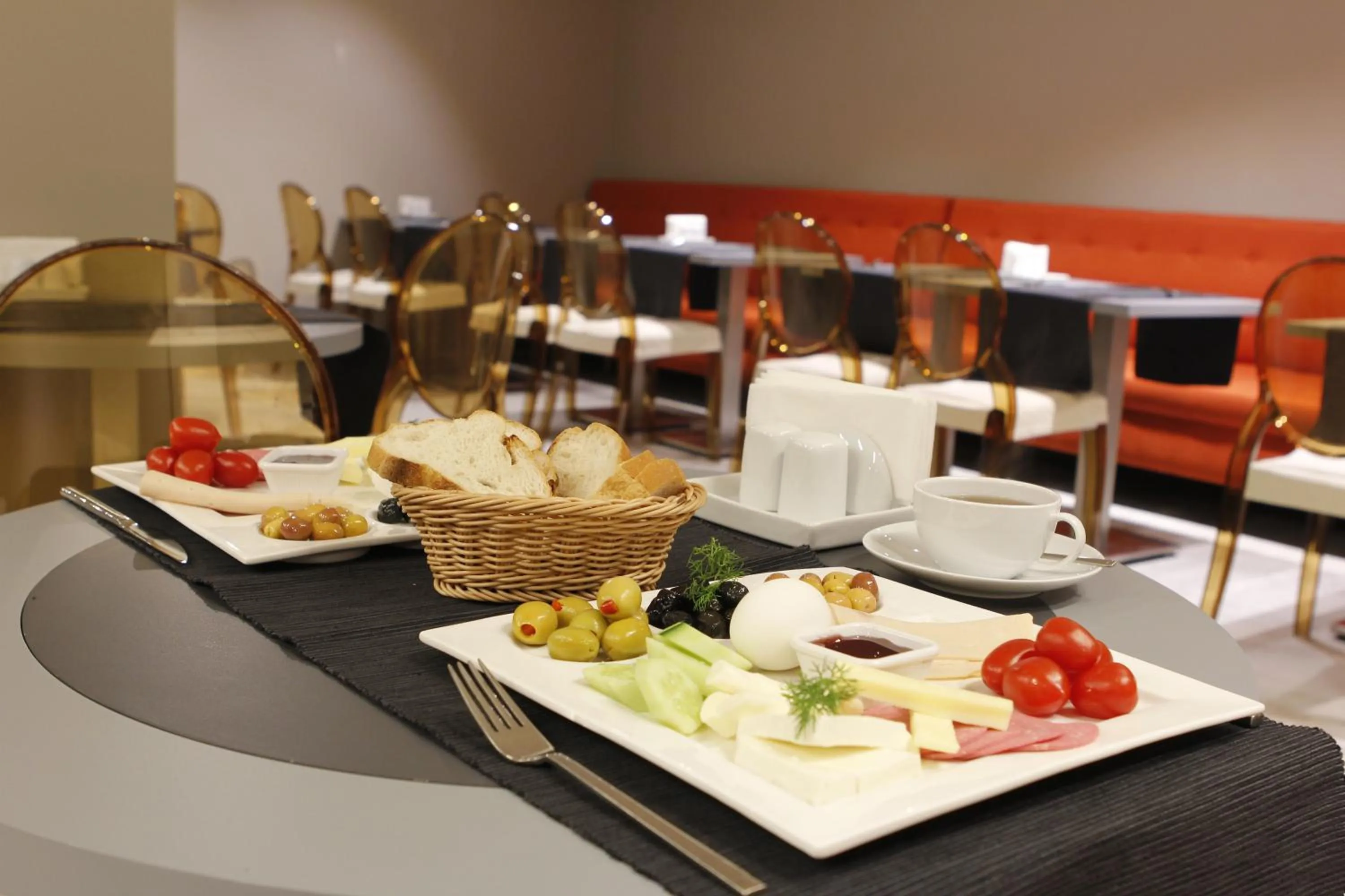 Restaurant/places to eat in The Biancho Hotel Pera