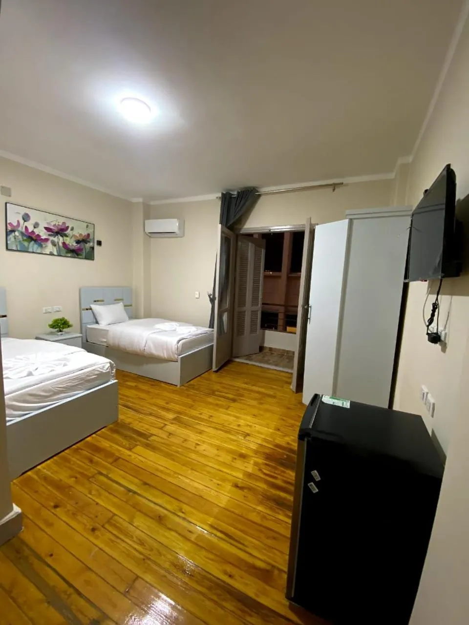 Communal lounge/ TV room, Bed in Sky light hotel