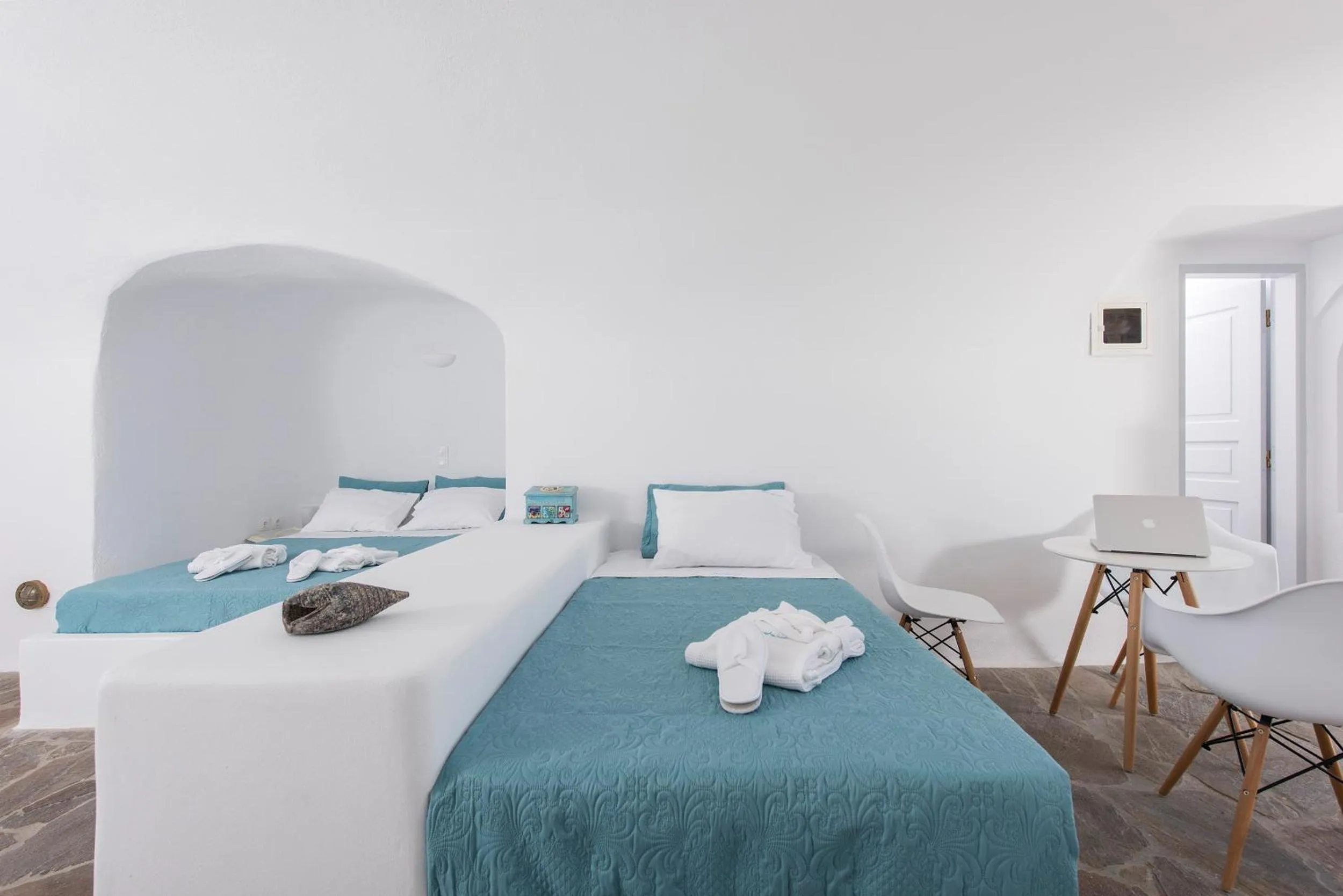 Photo of the whole room in Horizon Aeifos Suites