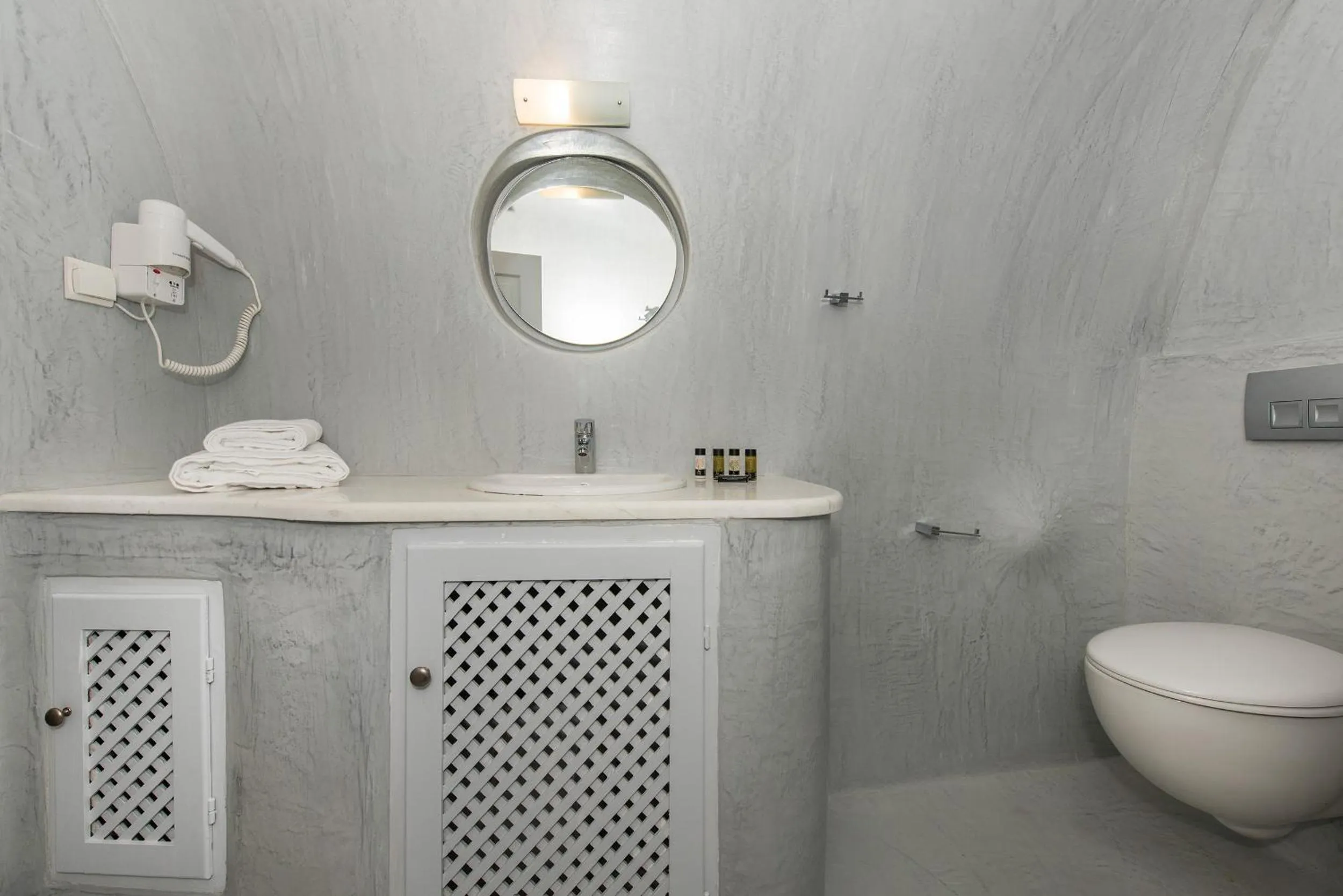 Bathroom in Horizon Aeifos Suites