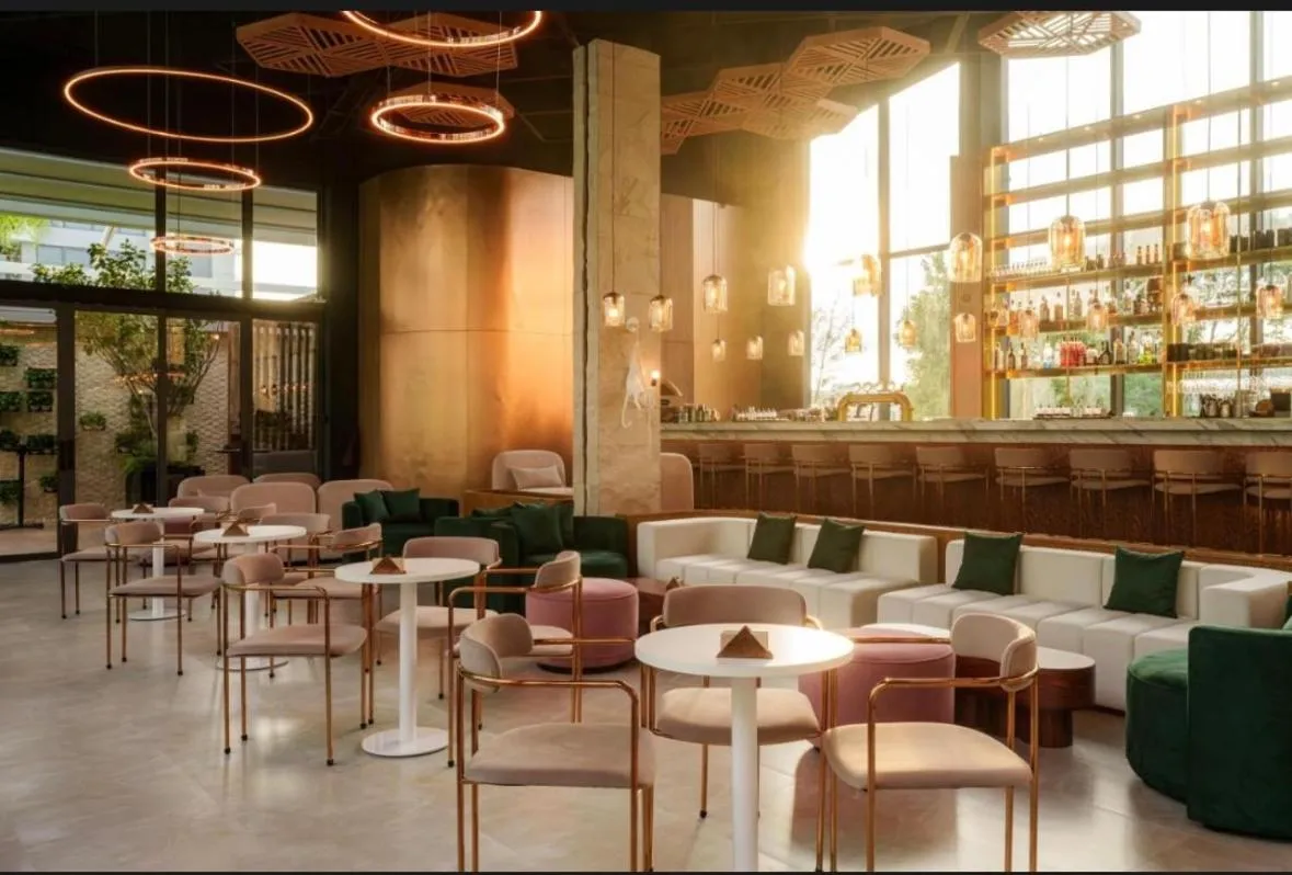 Restaurant/places to eat in La Green hotel and residence