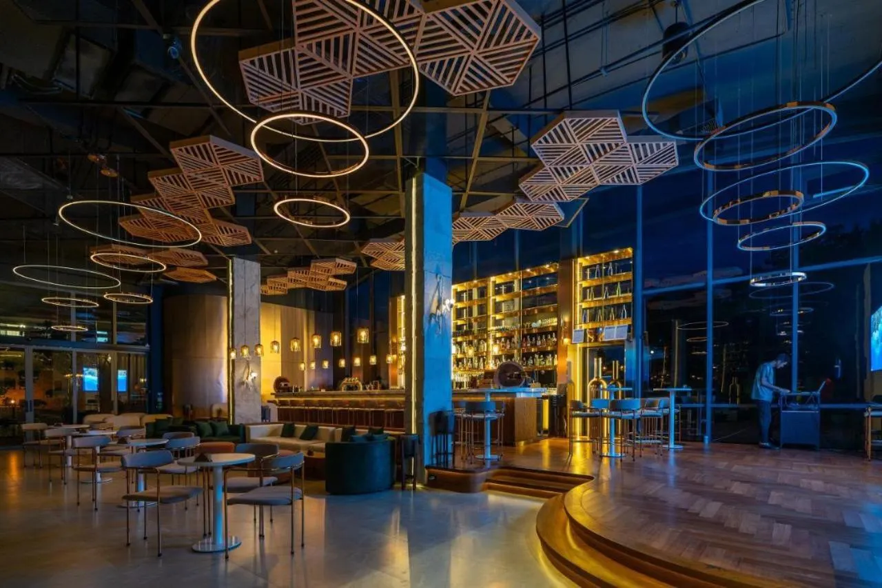 Restaurant/places to eat in La Green hotel and residence