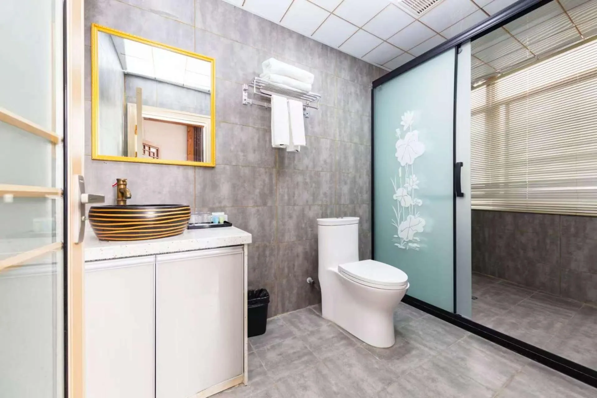 Toilet in Hotel California Zhangjiajie