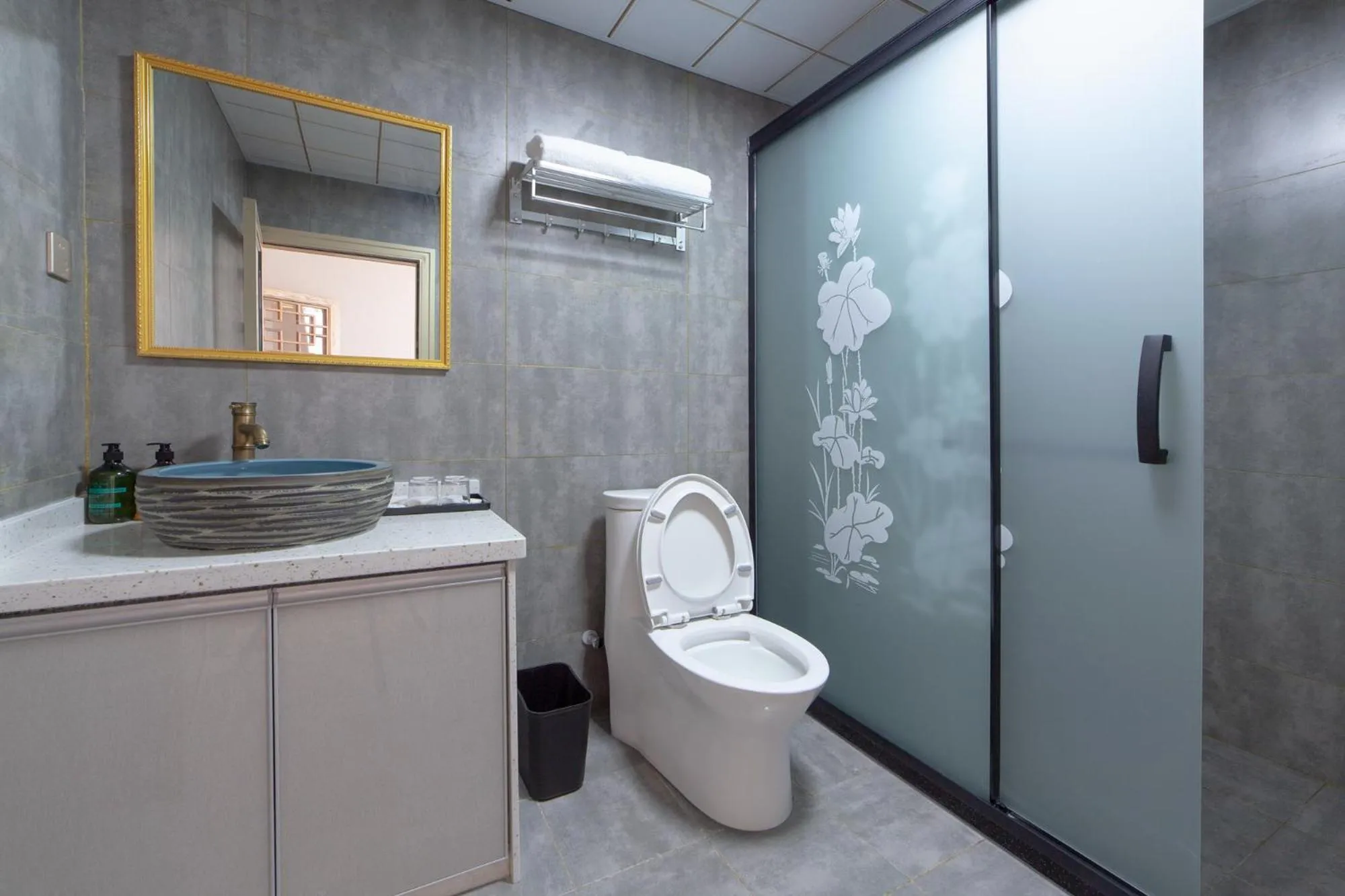 Toilet in Hotel California Zhangjiajie