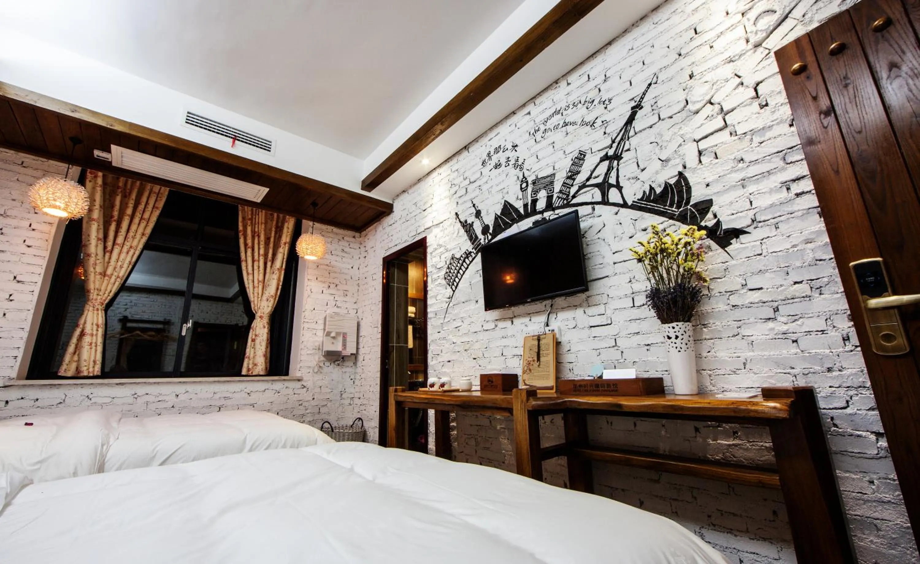 Decorative detail, Bed in Hotel California Zhangjiajie