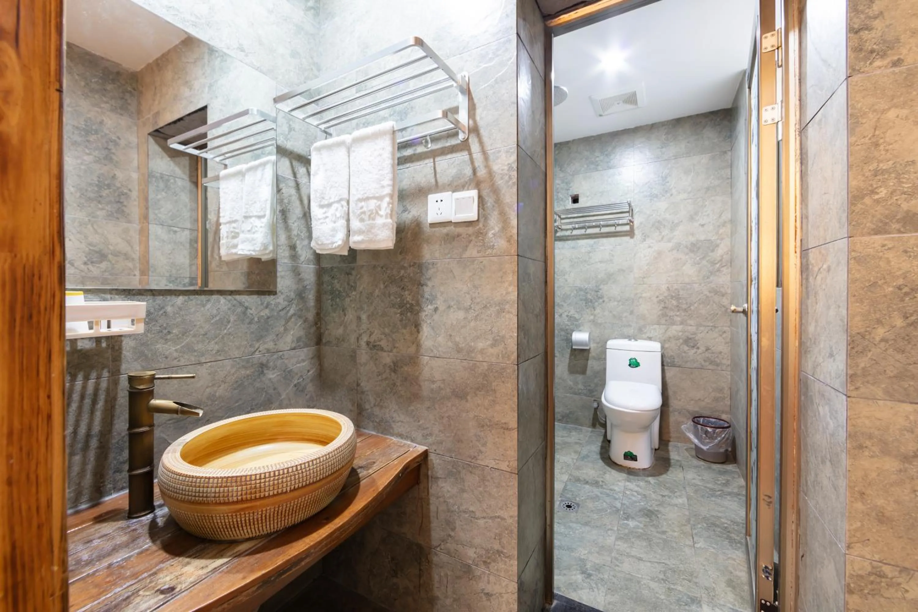 Toilet in Hotel California Zhangjiajie