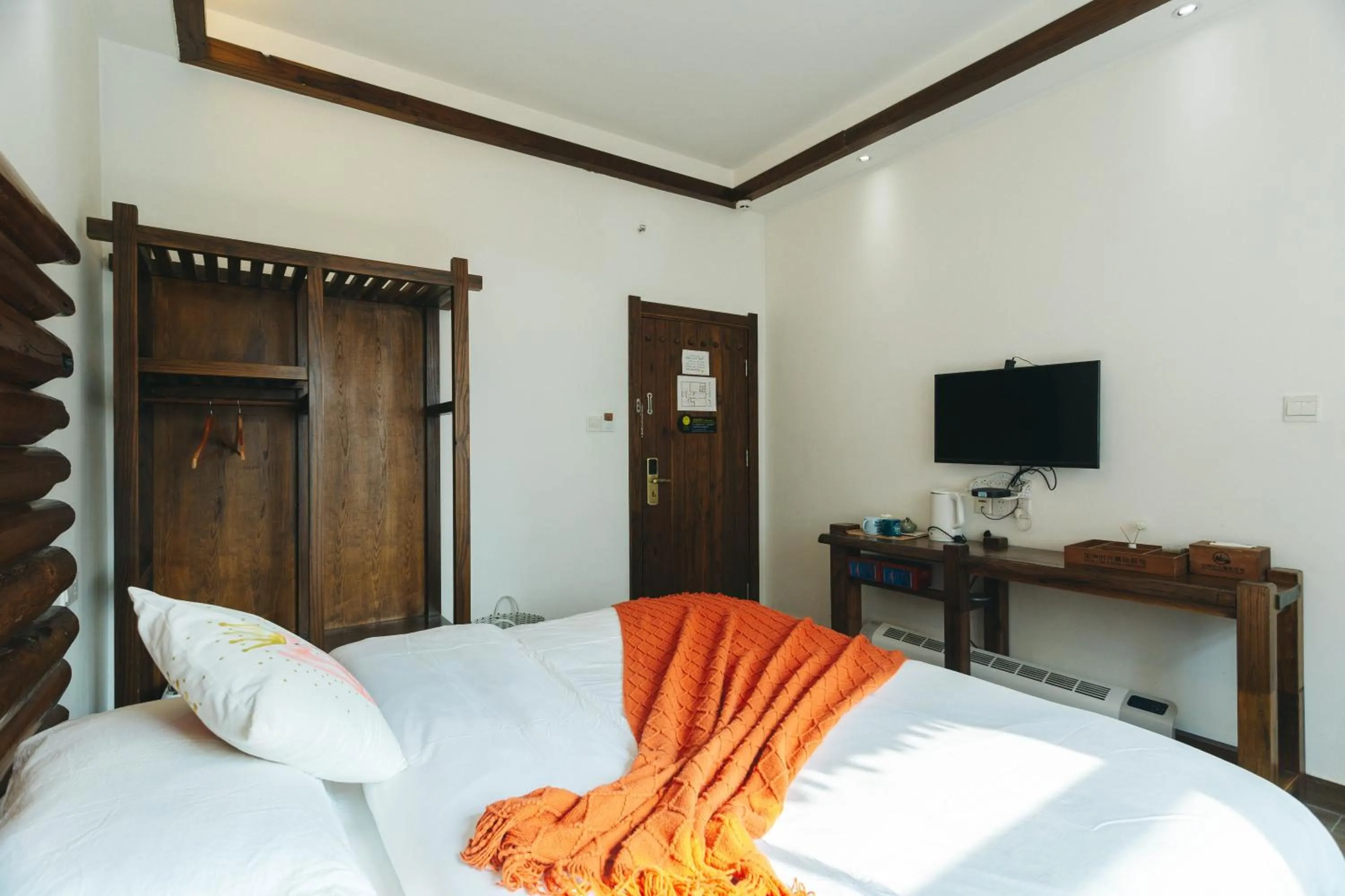 Photo of the whole room, Bed in Hotel California Zhangjiajie