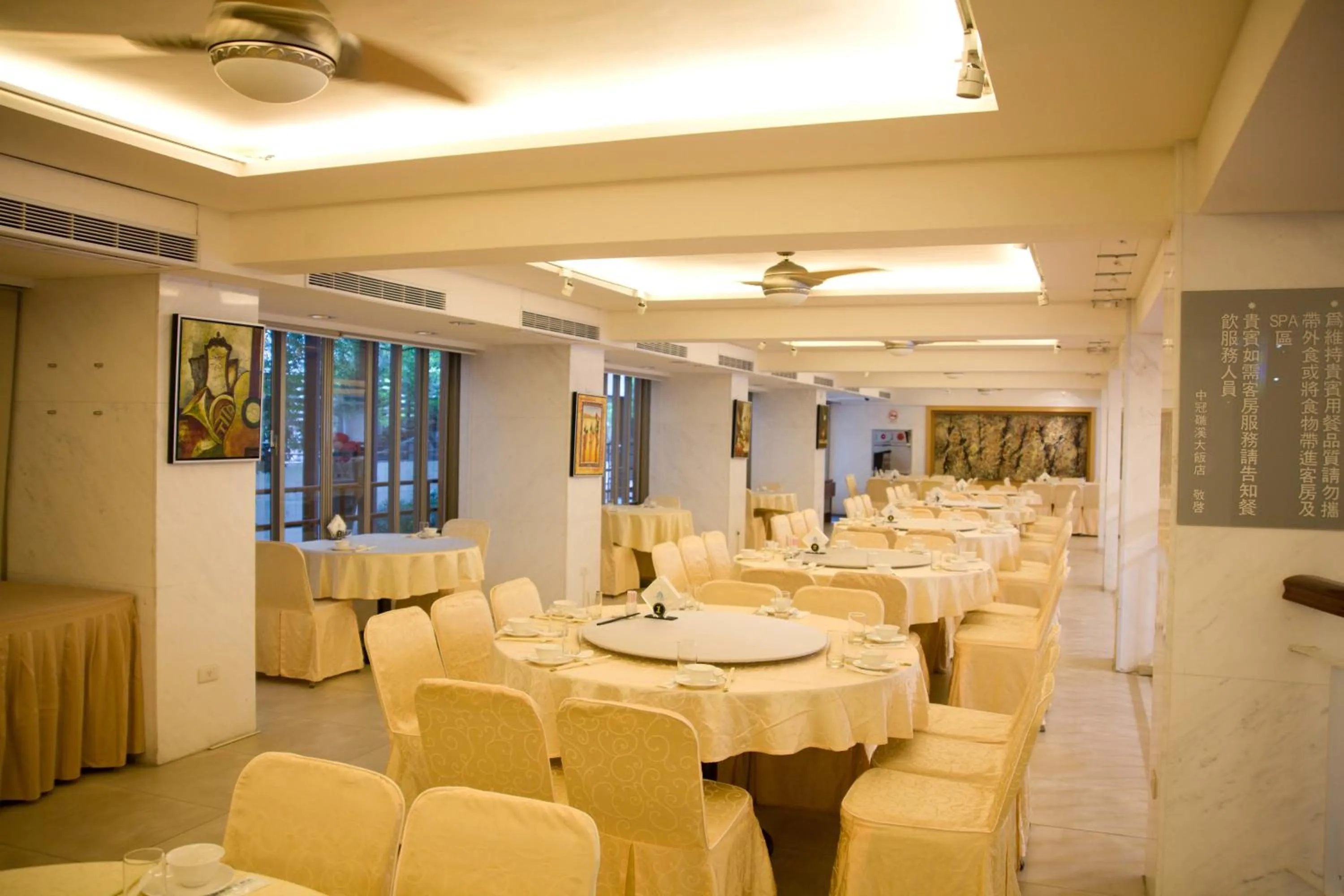 Restaurant/places to eat in Resort One Hotel