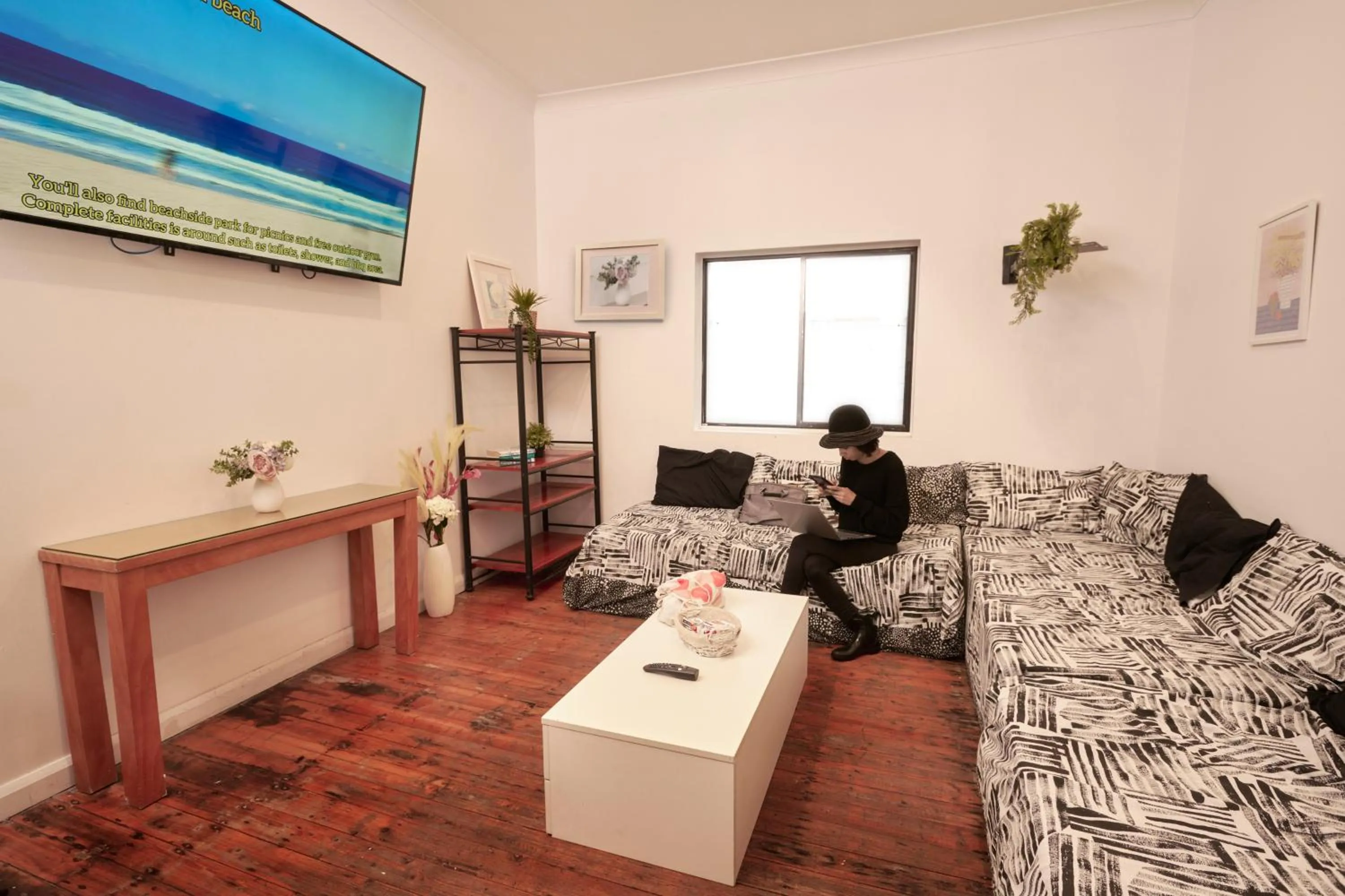 Communal lounge/ TV room in PodBed Coogee Beachside