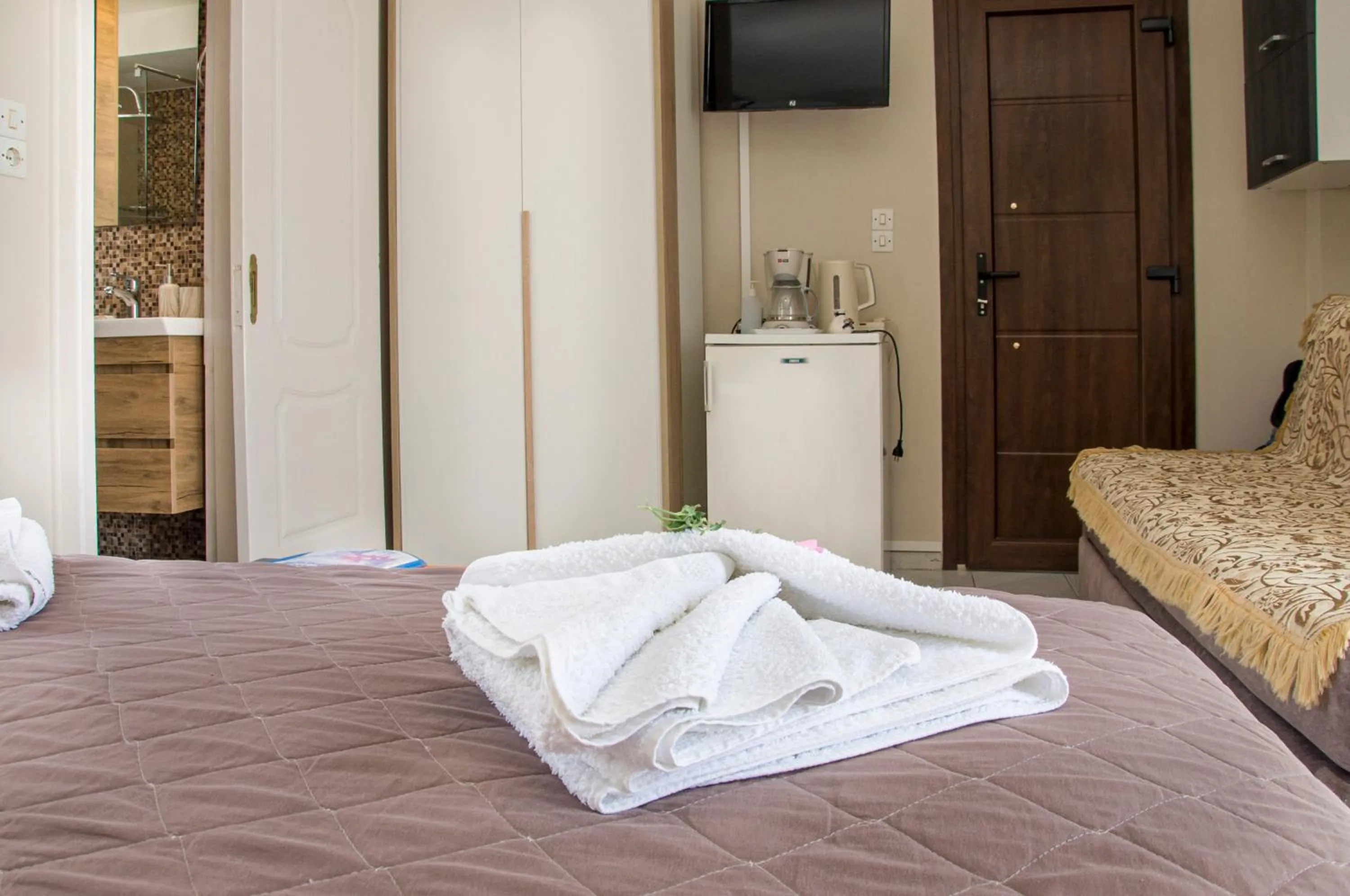 Toilet, Bed in Christina Rooms