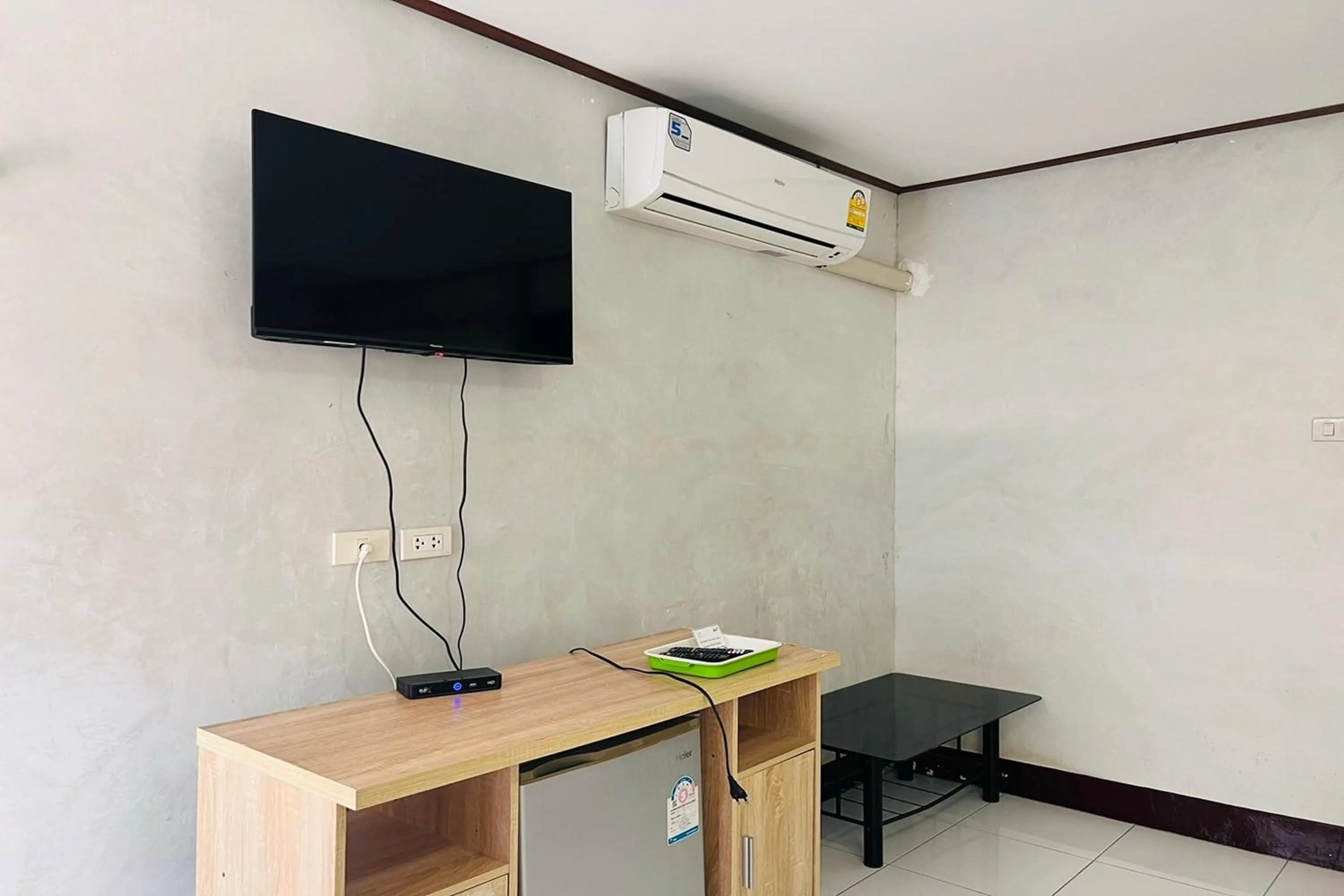 TV and multimedia in Ton Hom Pool Party