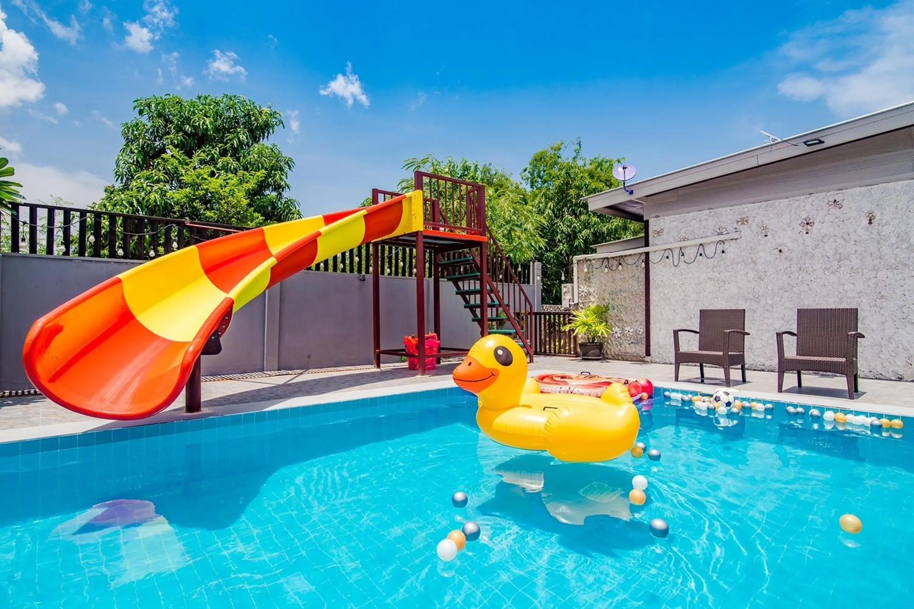 Swimming pool in Ton Hom Pool Party