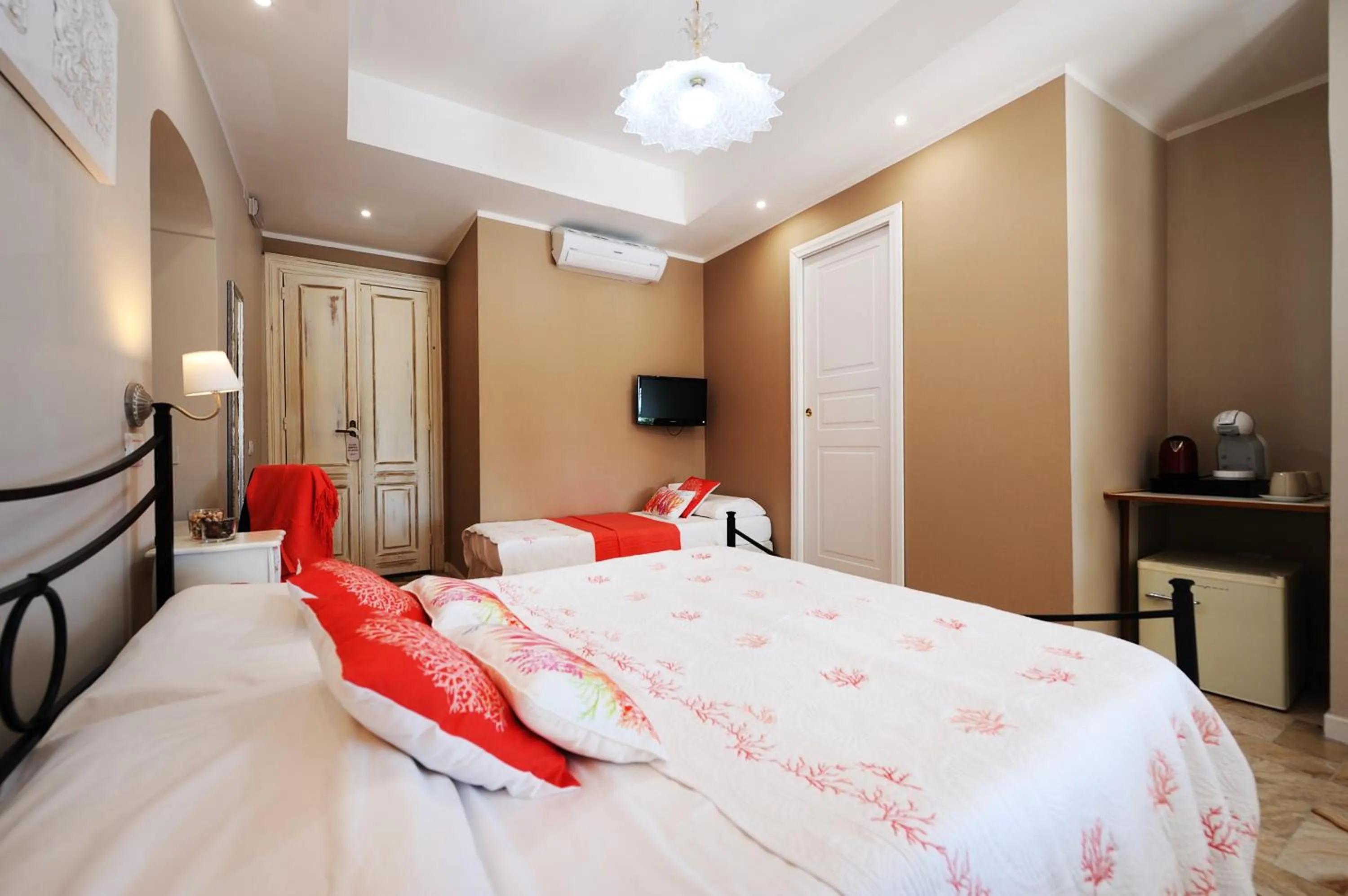 Shower, Bed in Onda Marina Rooms