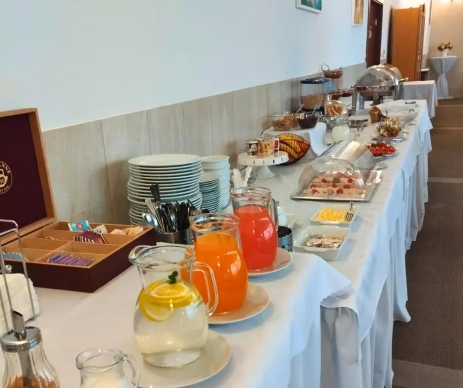 Restaurant/places to eat in Hotel Limba CTT