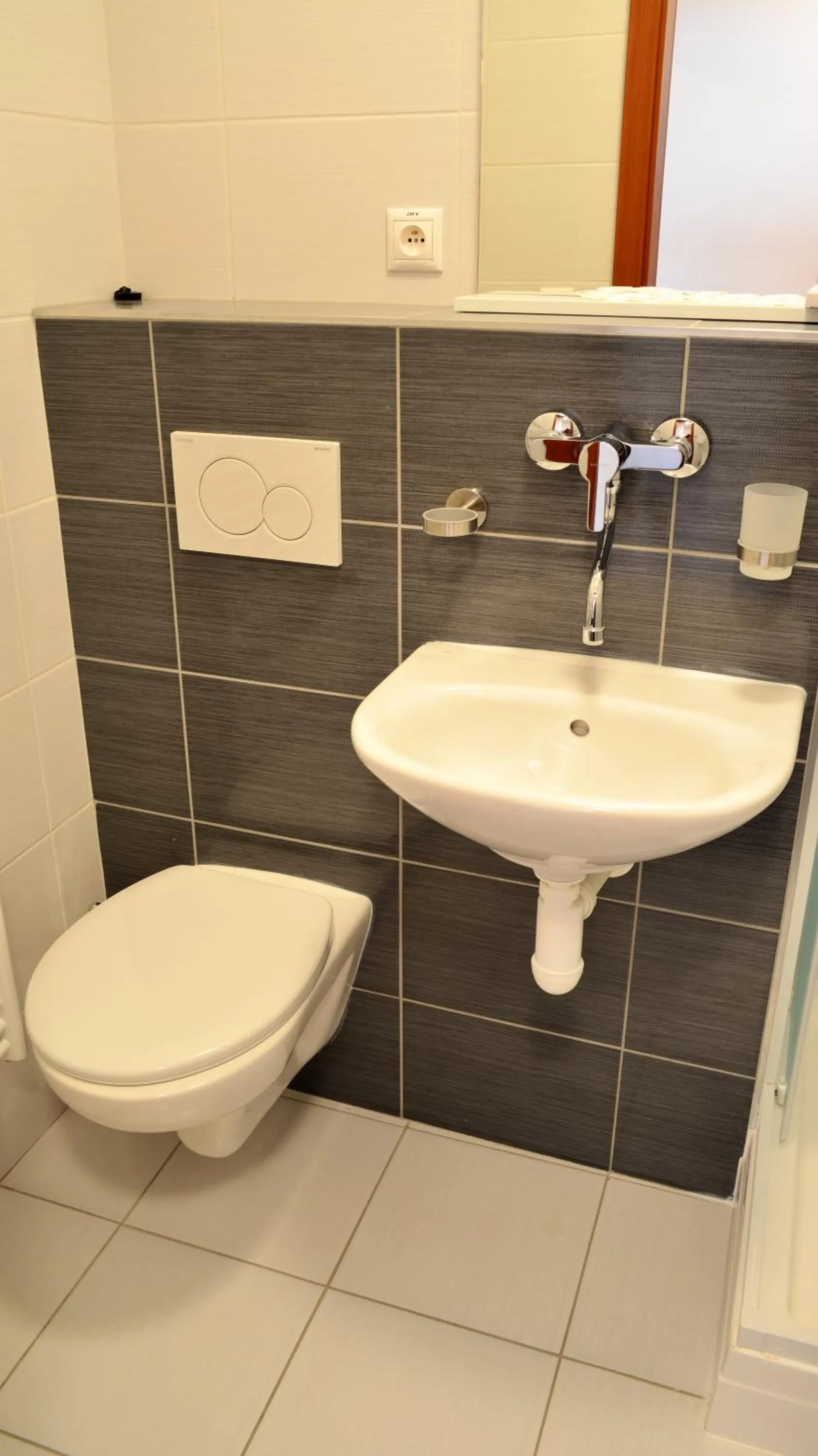 Toilet in Hotel Limba CTT