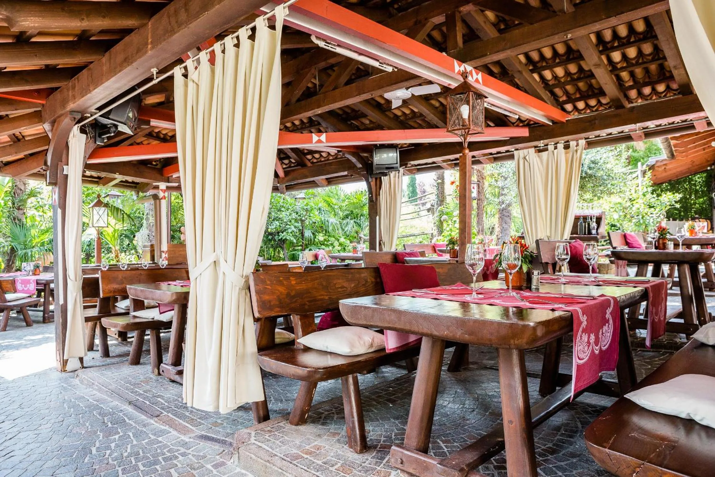 Restaurant/places to eat in Ruster Resort