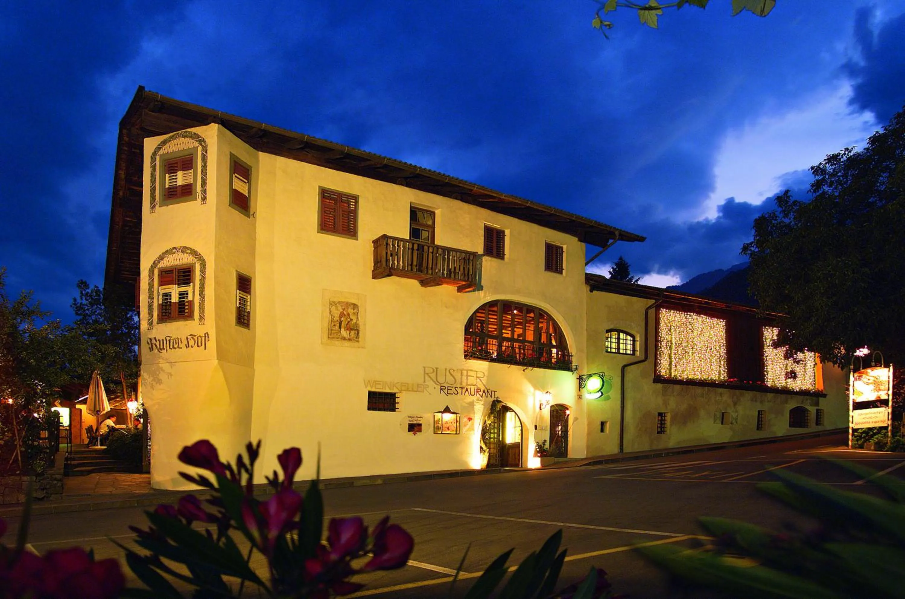 Restaurant/places to eat in Ruster Resort