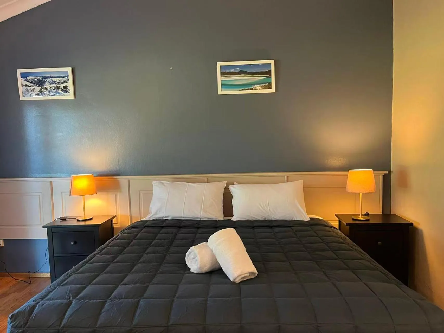 Bedroom, Bed in Airlie House Motor Inn