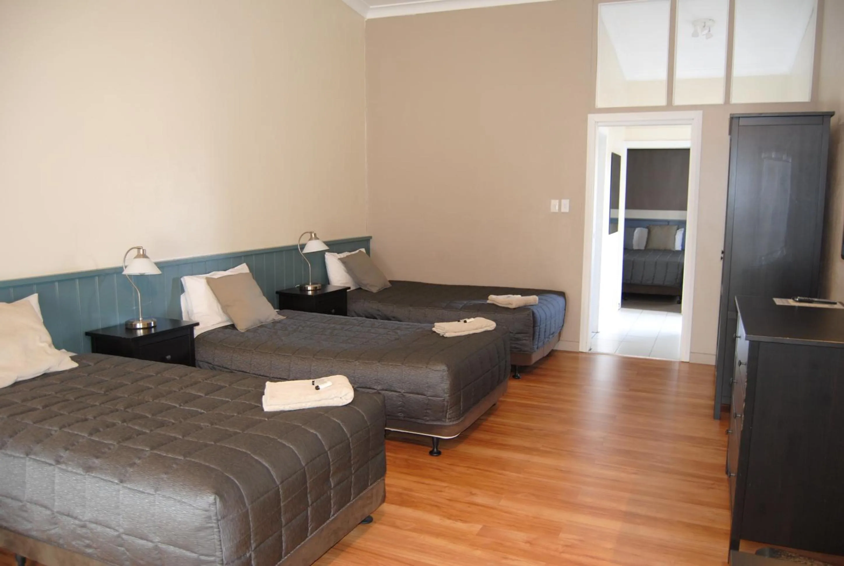 Bedroom, Bed in Airlie House Motor Inn