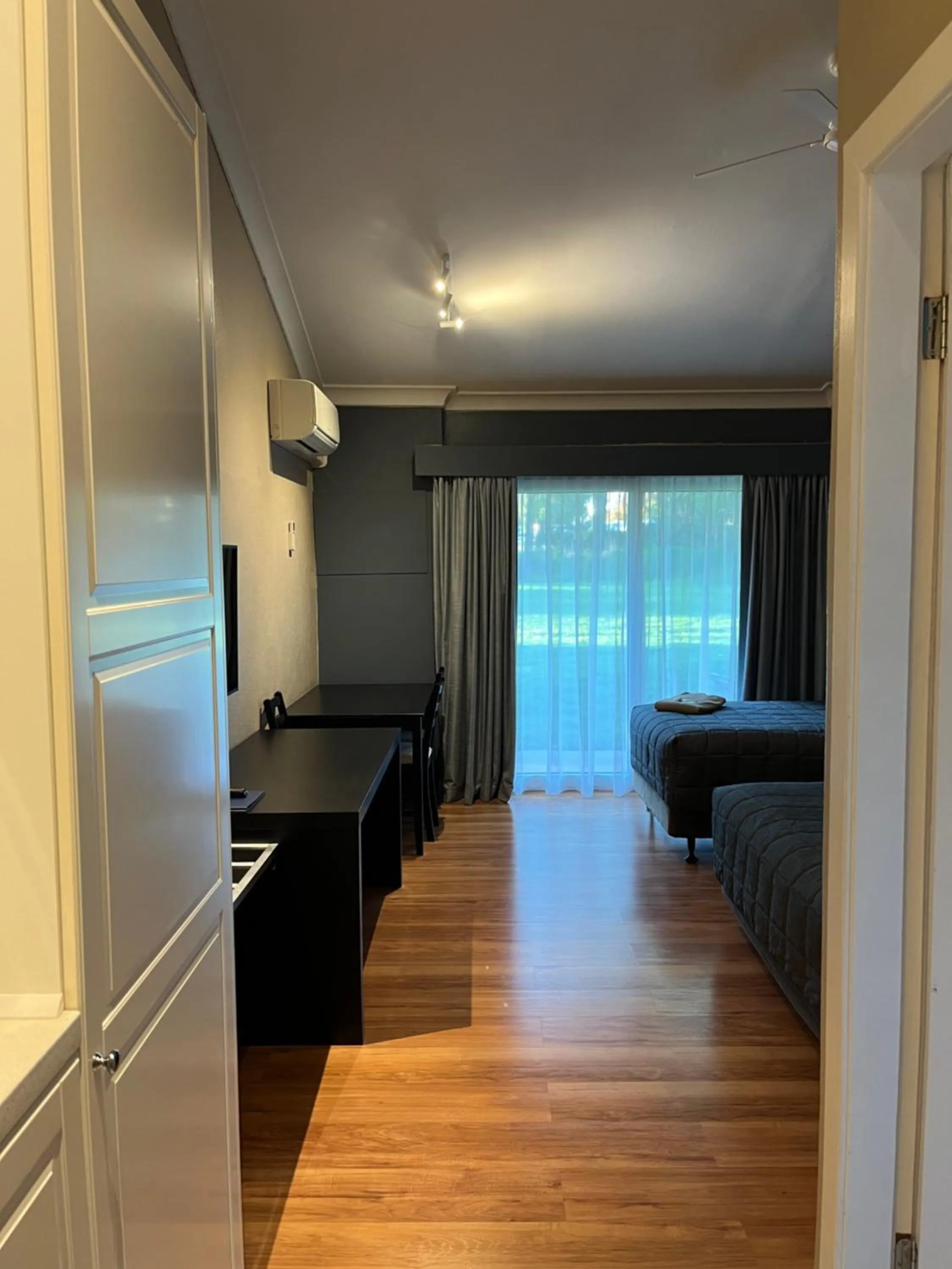 Bedroom, Bed in Airlie House Motor Inn