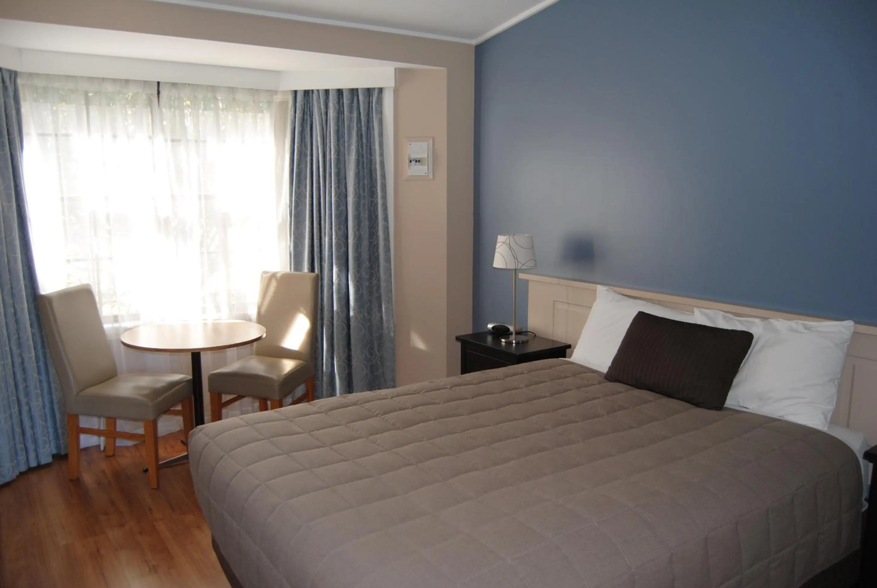 Photo of the whole room, Bed in Airlie House Motor Inn