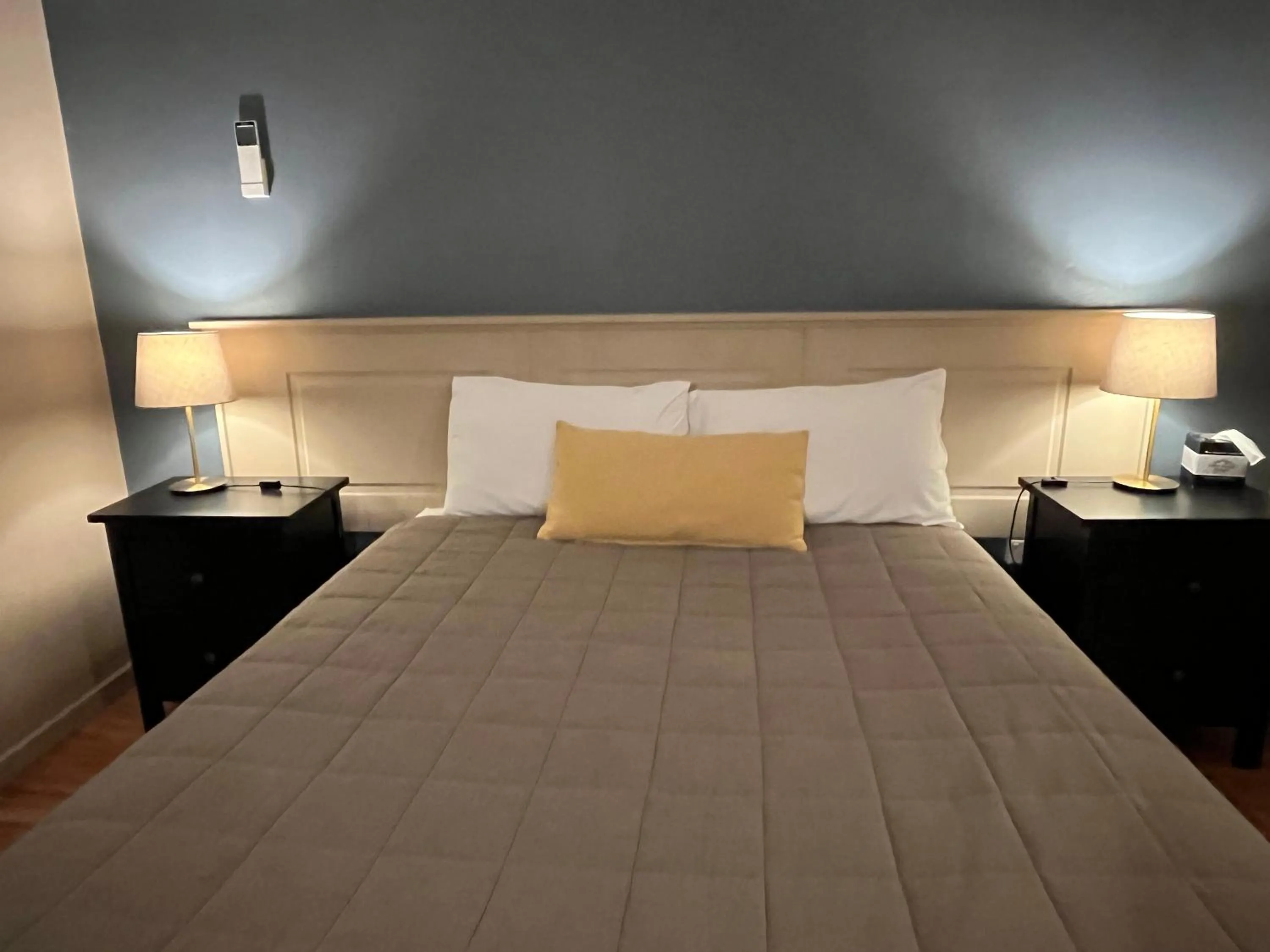 Bedroom, Bed in Airlie House Motor Inn