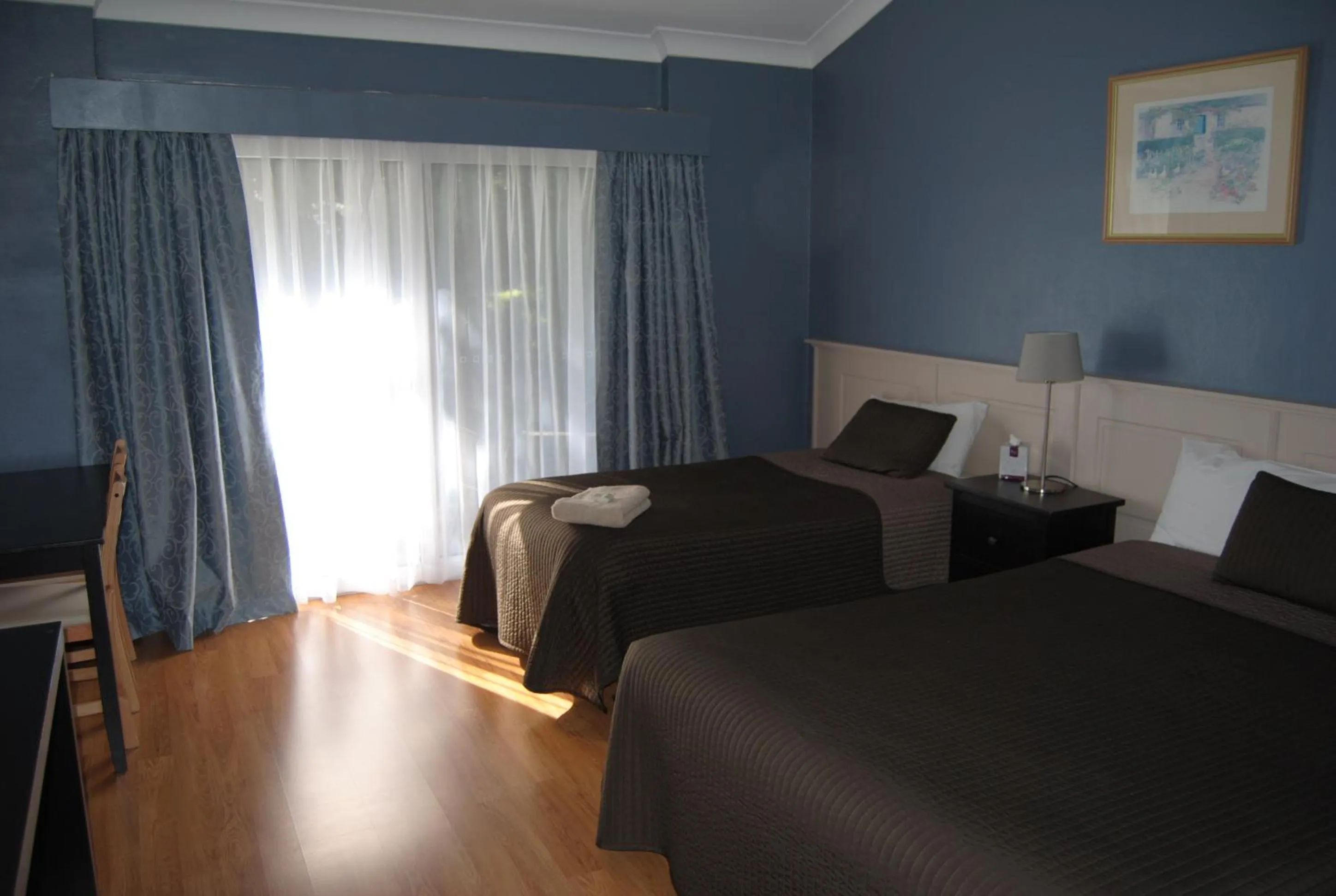 Photo of the whole room, Bed in Airlie House Motor Inn