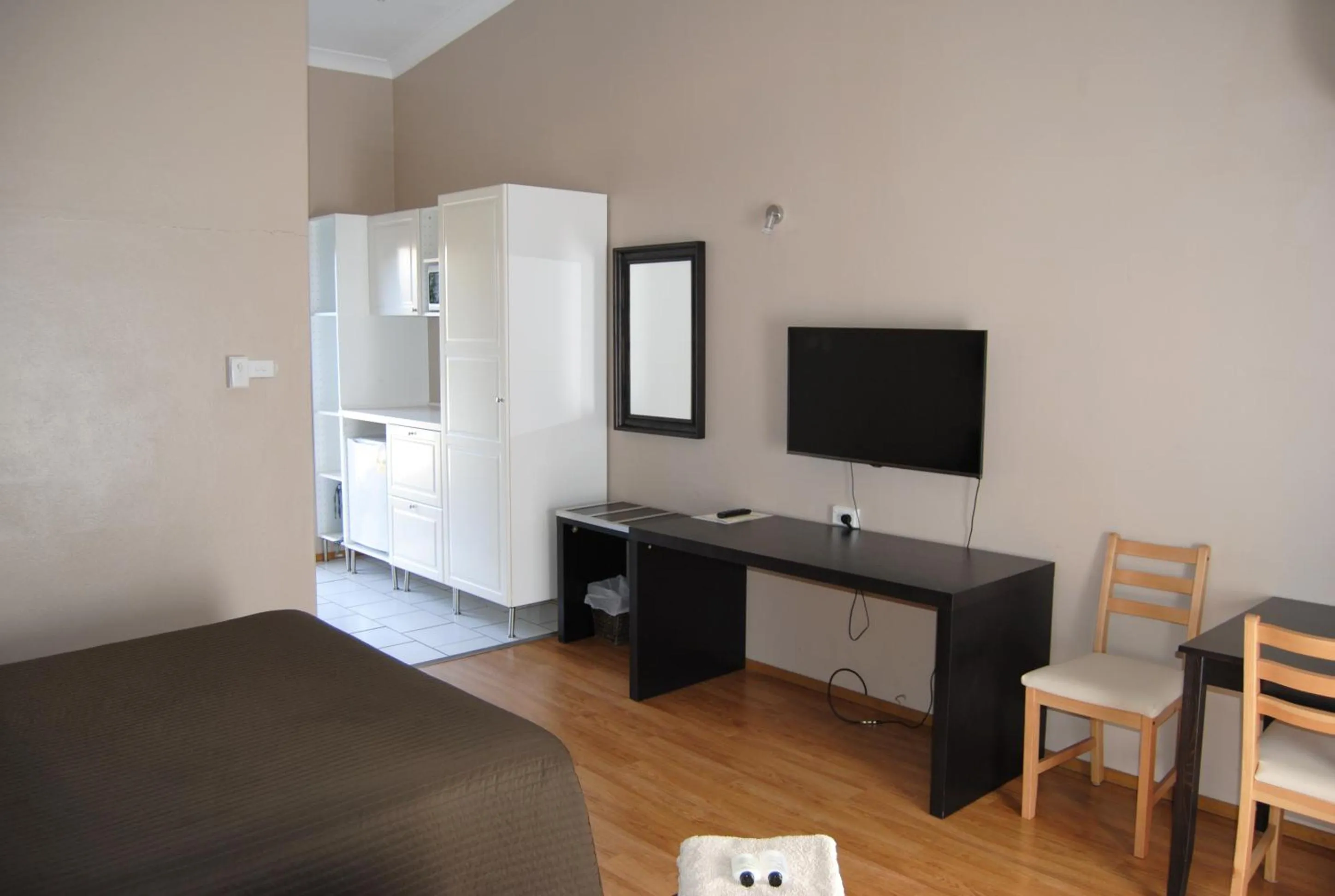 TV and multimedia in Airlie House Motor Inn