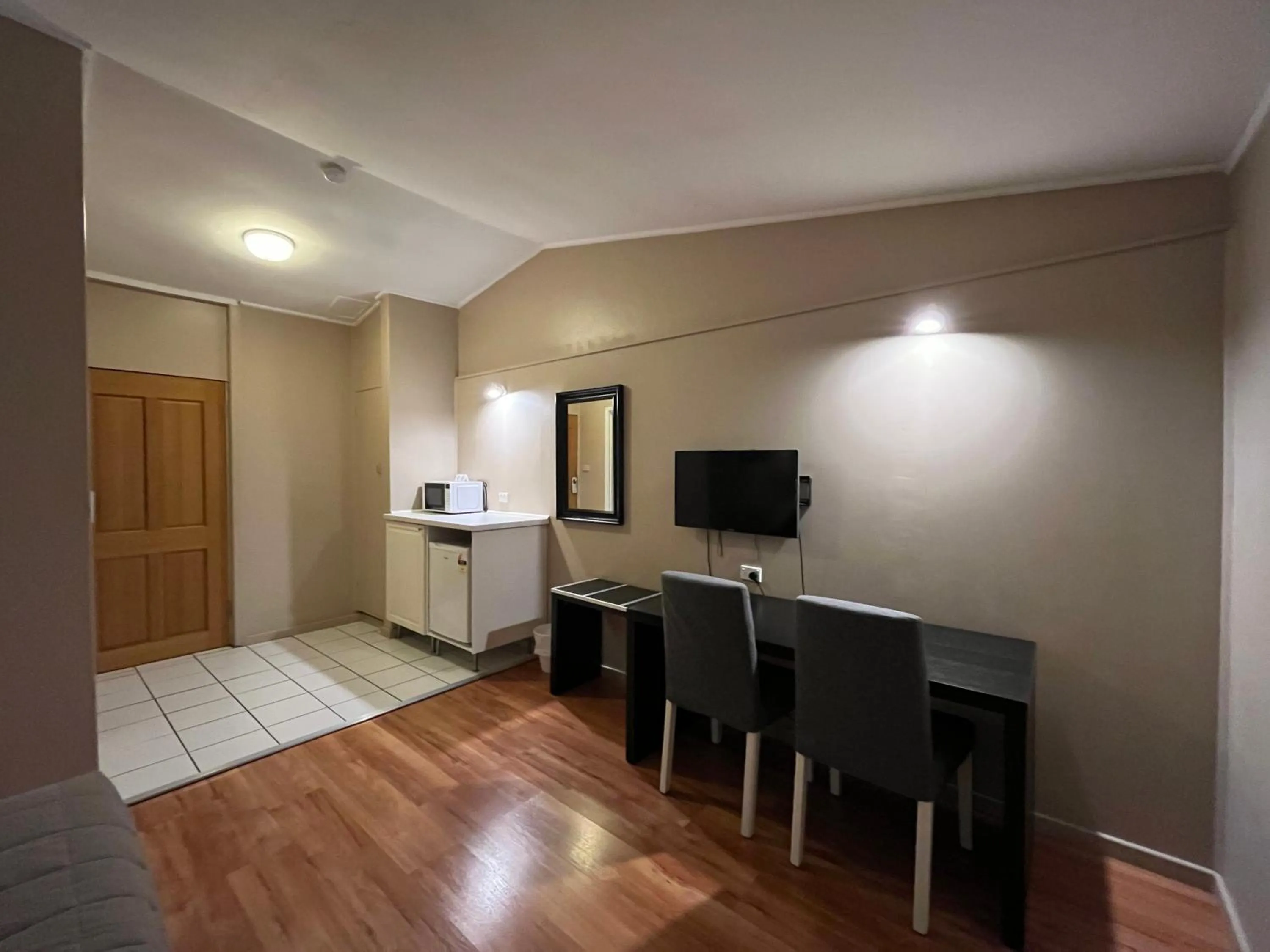 Bedroom in Airlie House Motor Inn