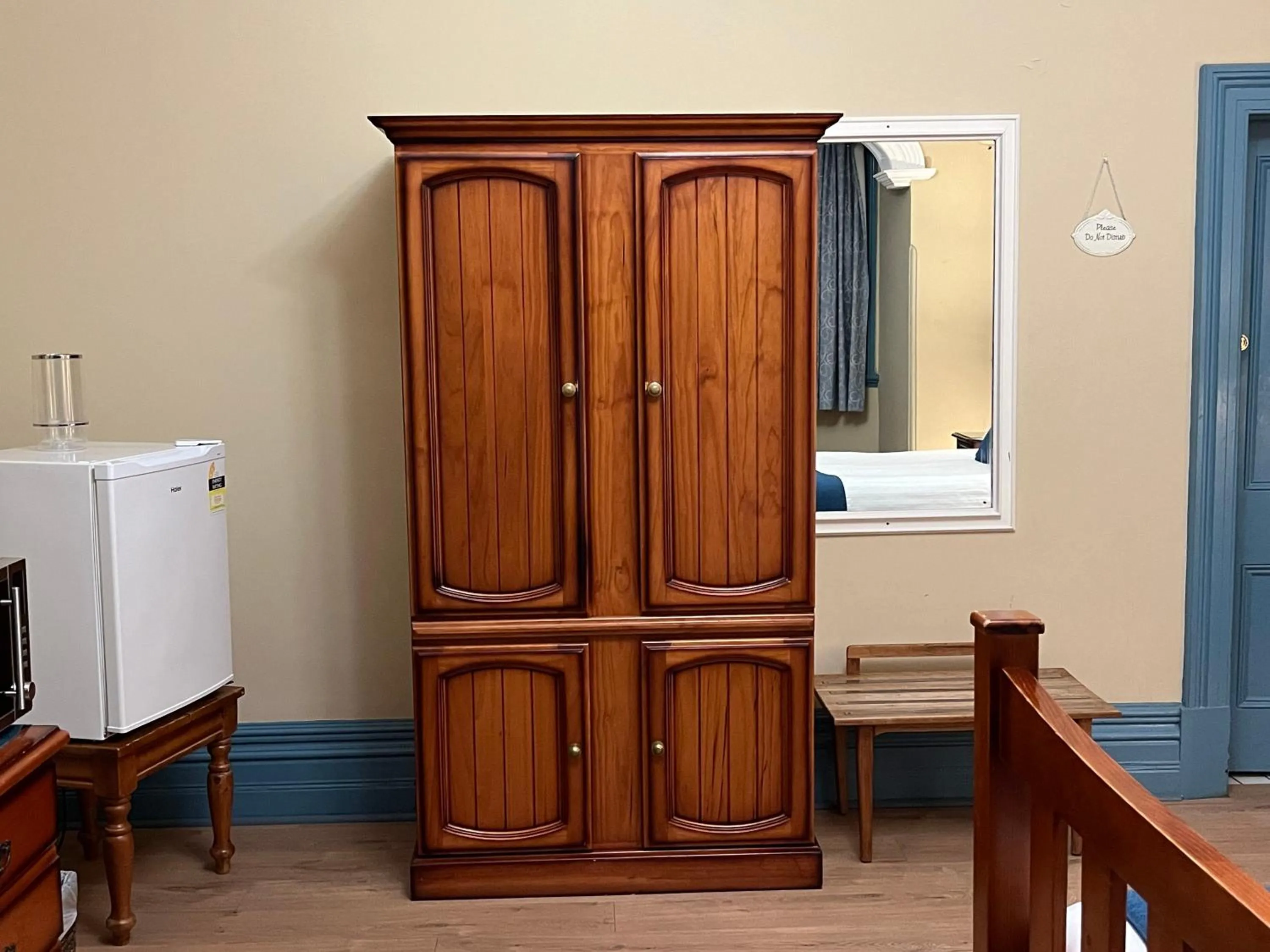 Bedroom in Airlie House Motor Inn