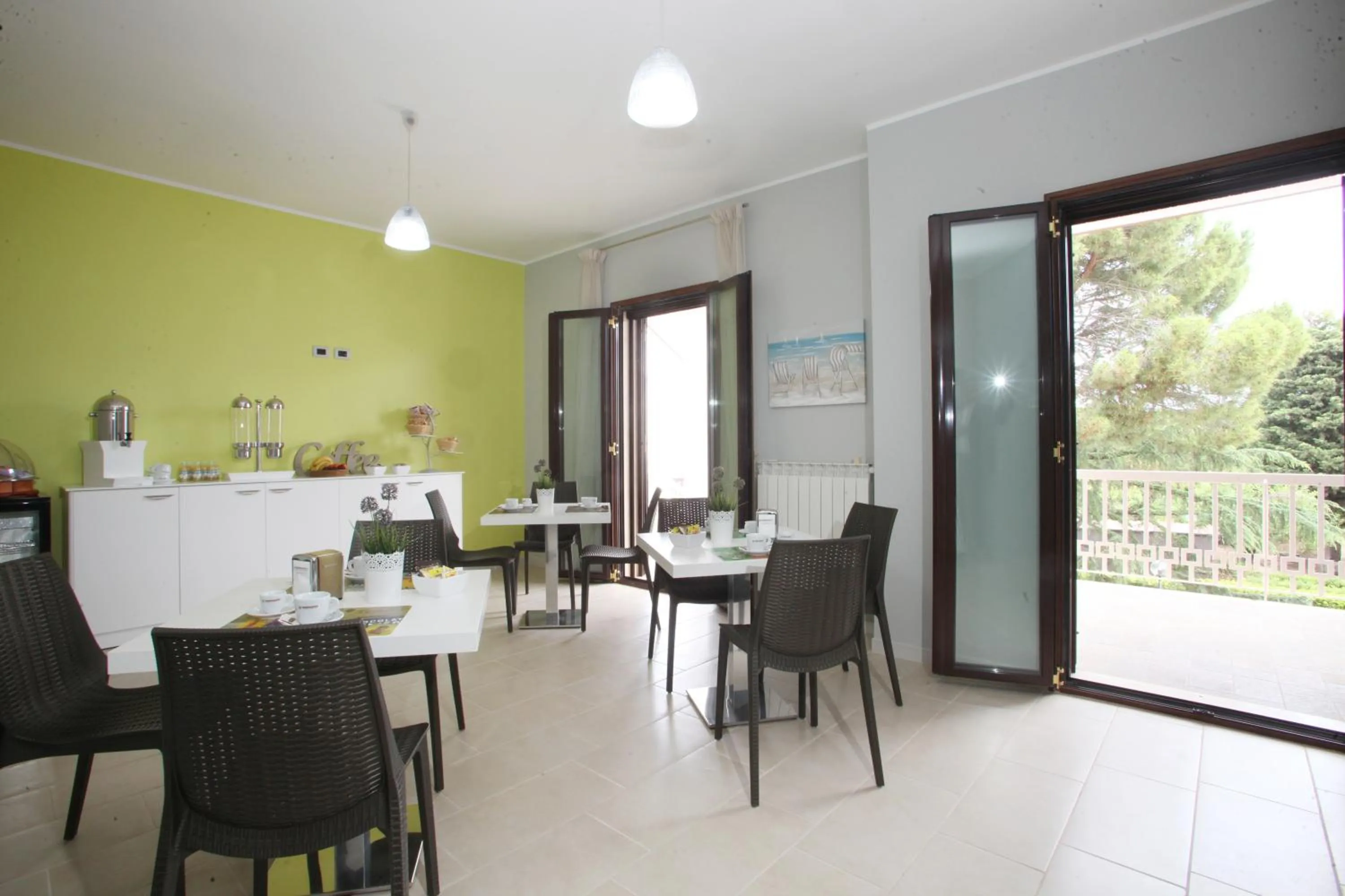 Communal lounge/ TV room in La Dimora Accommodation