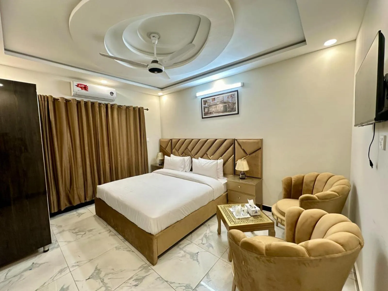 Communal lounge/ TV room in Travis Executive Guest House Islamabad