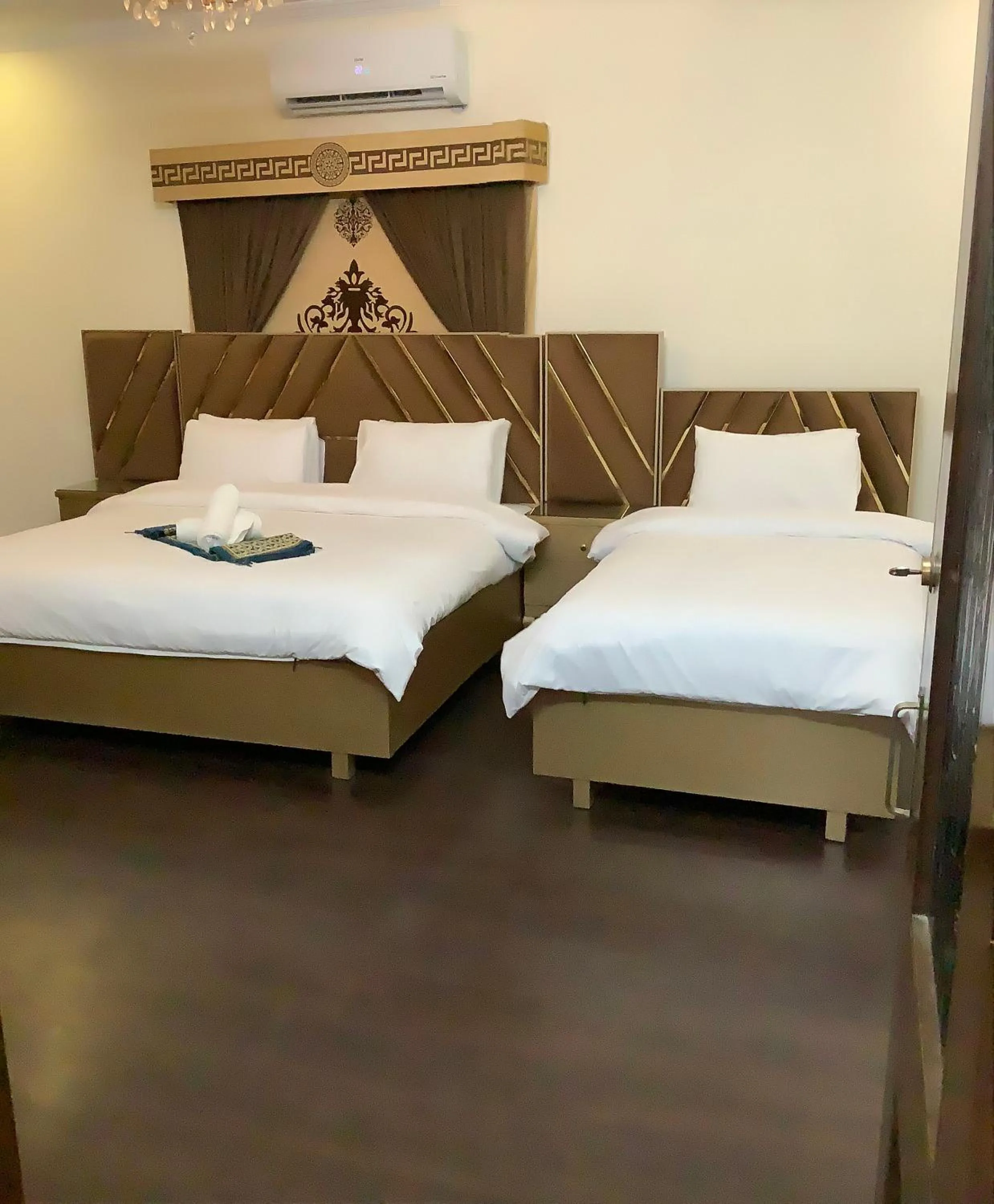 Bed in Travis Executive Guest House Islamabad