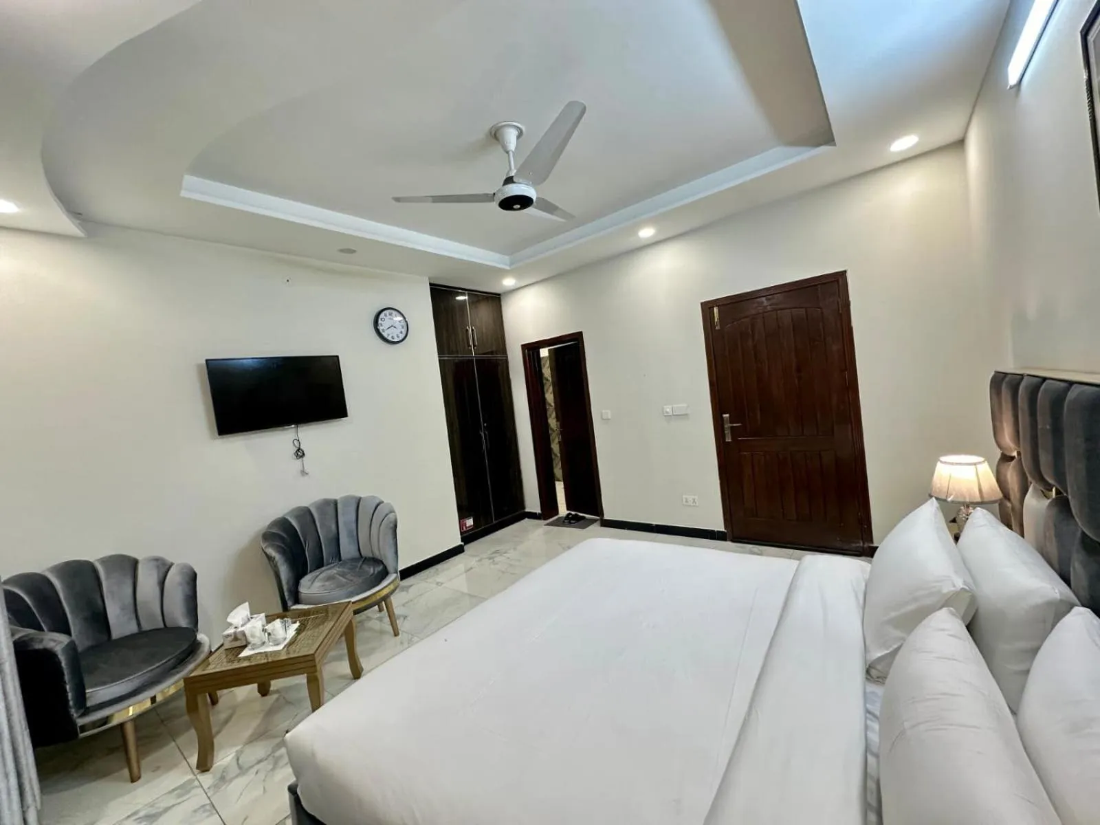 Communal lounge/ TV room in Travis Executive Guest House Islamabad
