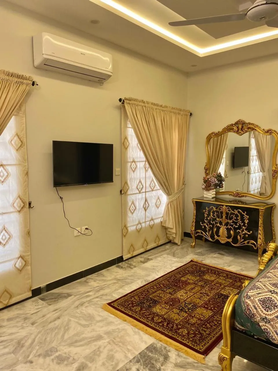 Communal lounge/ TV room in Travis Executive Guest House Islamabad