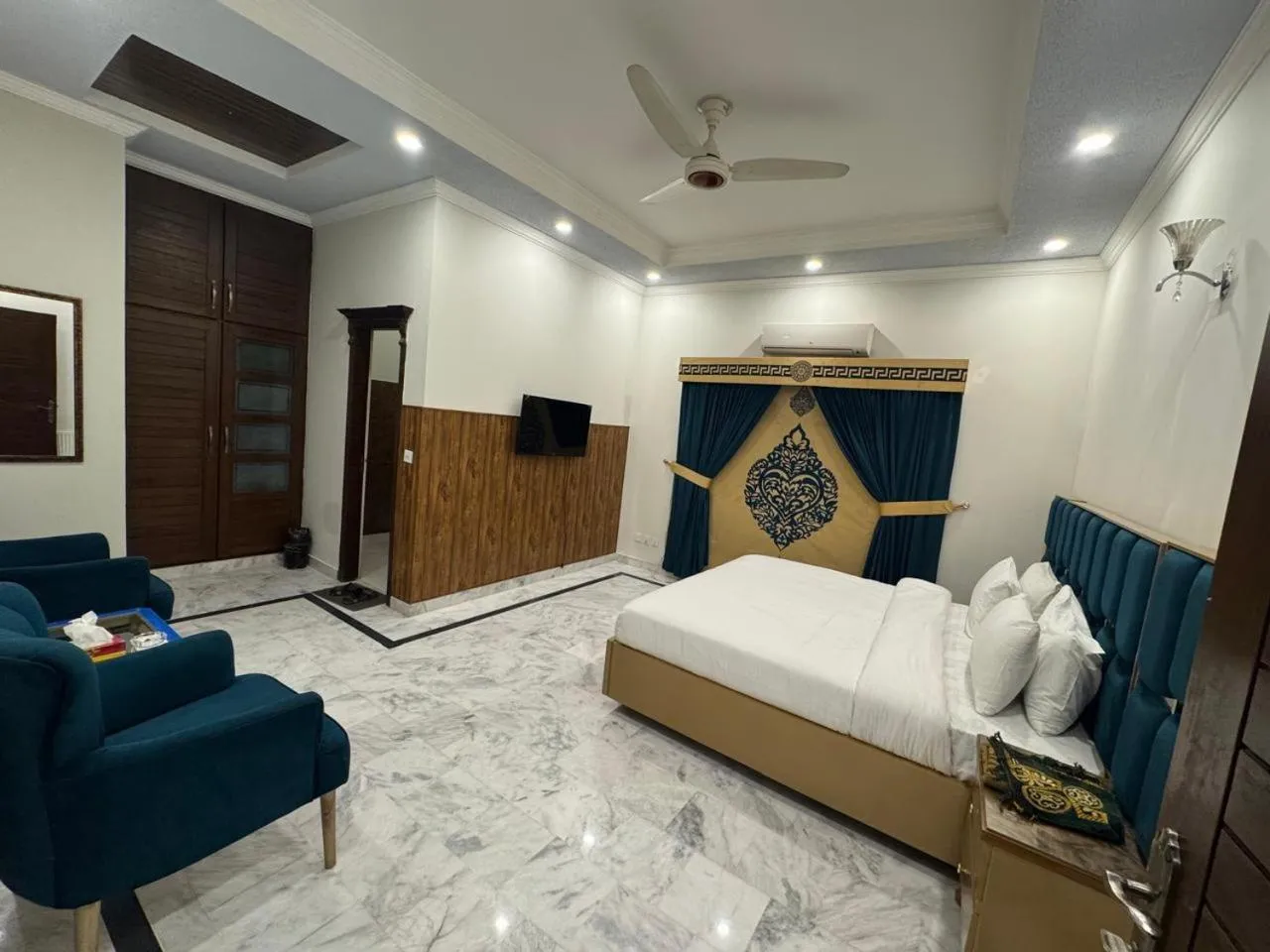Bed in Travis Executive Guest House Islamabad