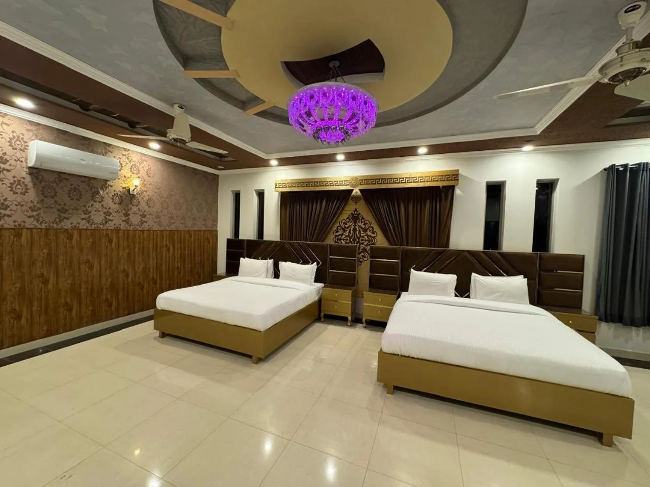 Bed in Travis Executive Guest House Islamabad