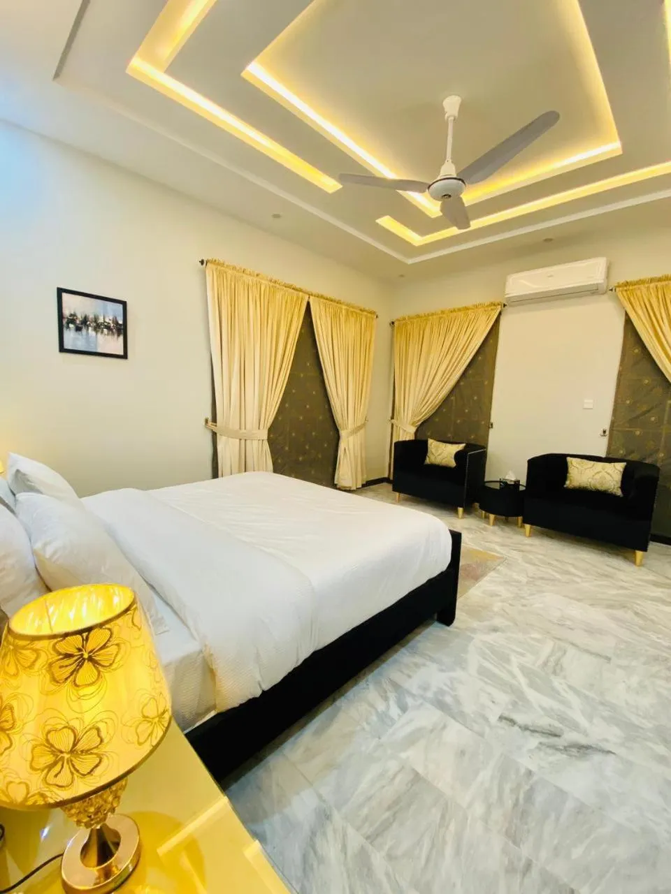 Bed in Travis Executive Guest House Islamabad