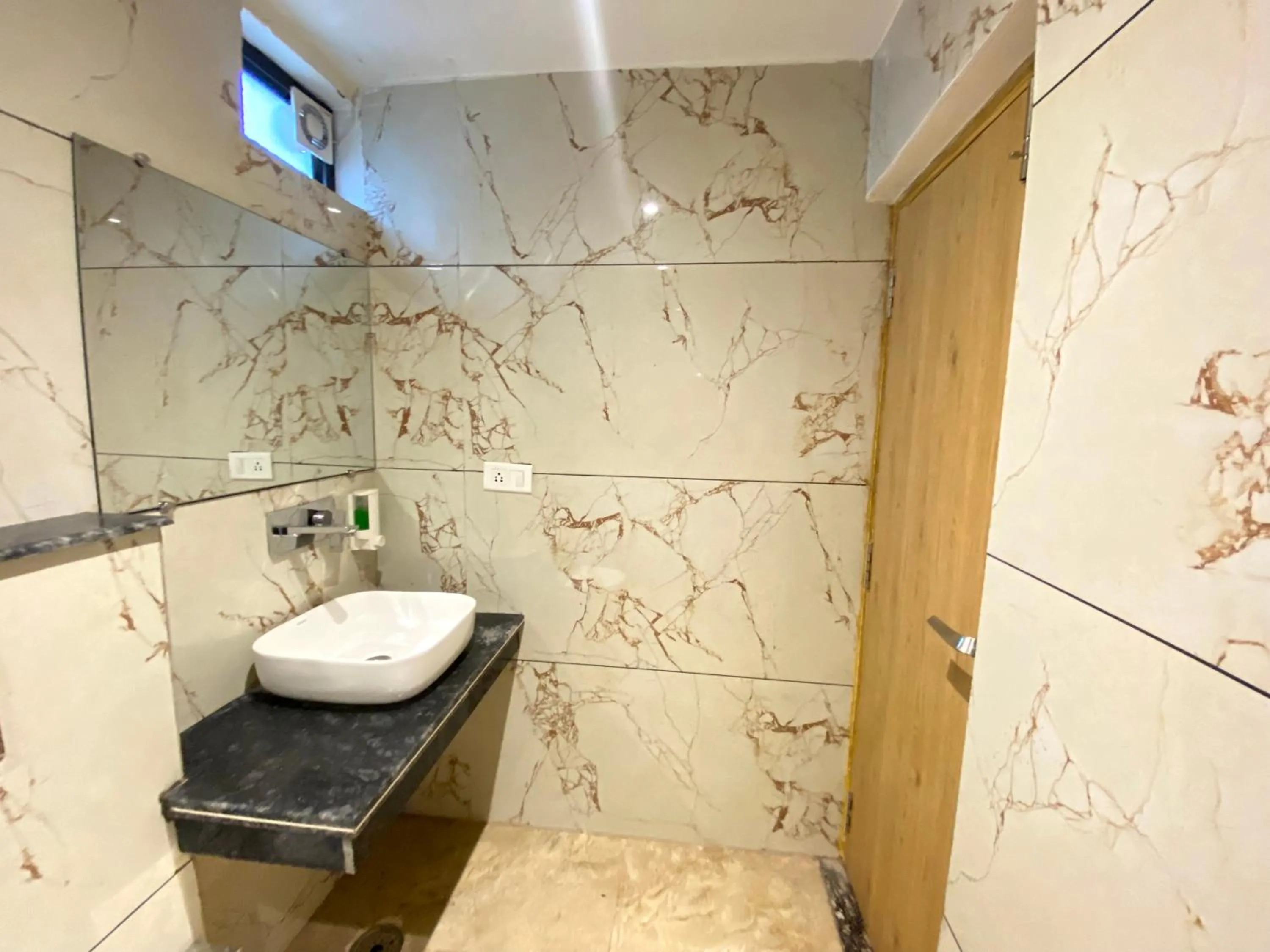 Shower in Sonu Guesthouse & Hostel, Rishikesh