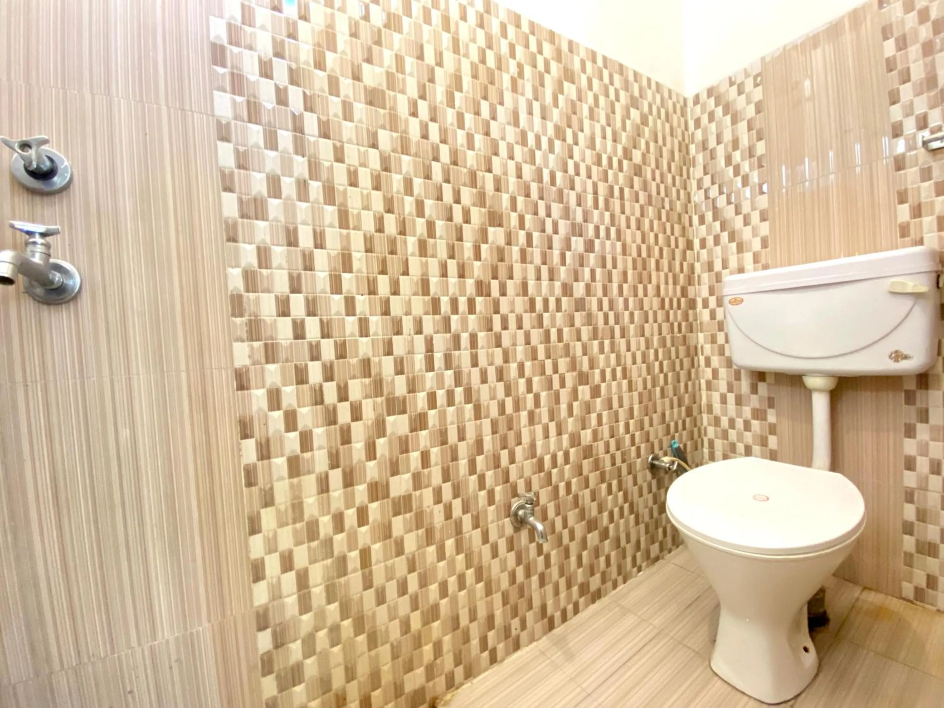 Shower in Sonu Guesthouse & Hostel, Rishikesh