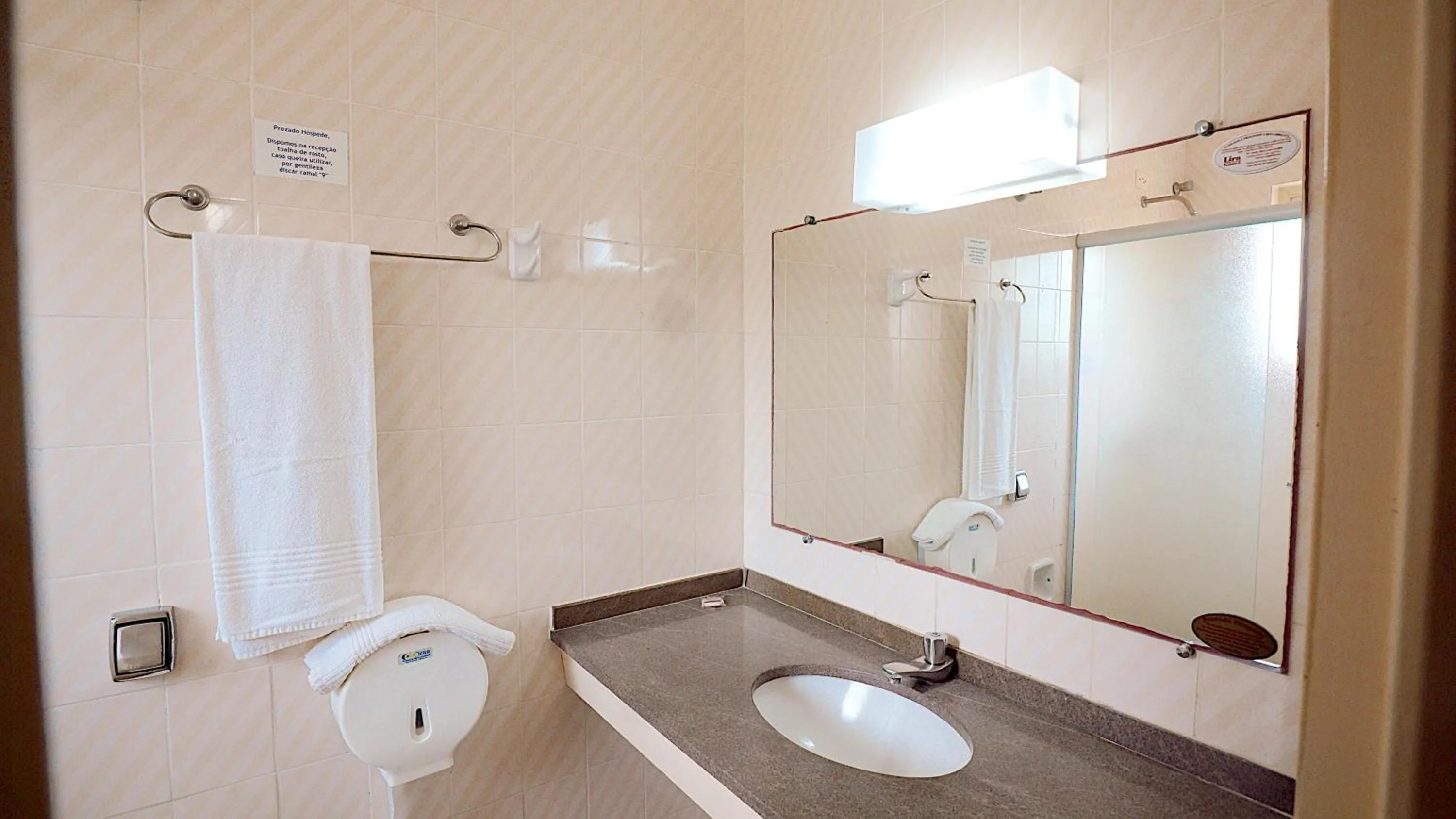 Bathroom in Lira Hotel