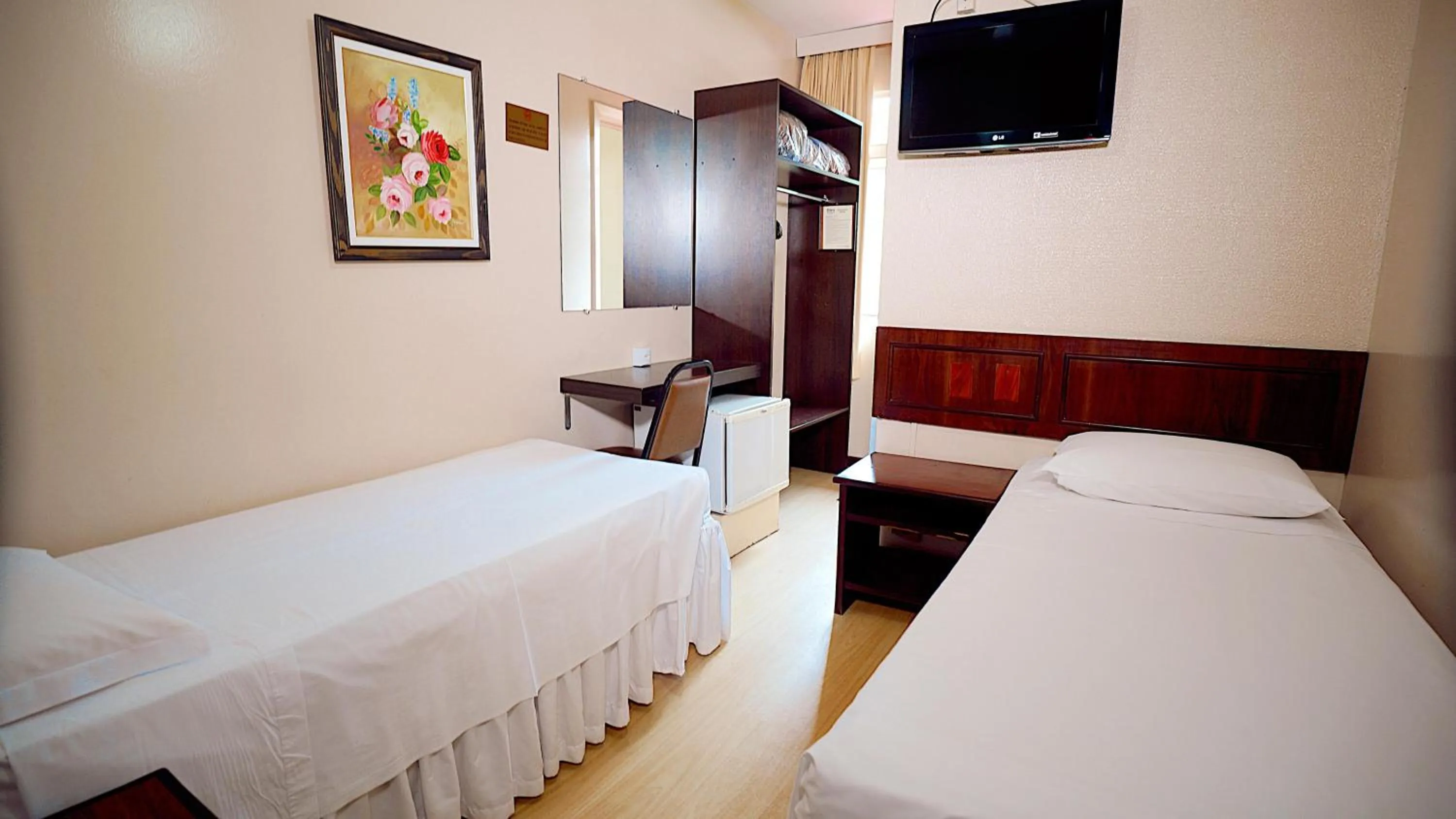 TV and multimedia, Bed in Lira Hotel