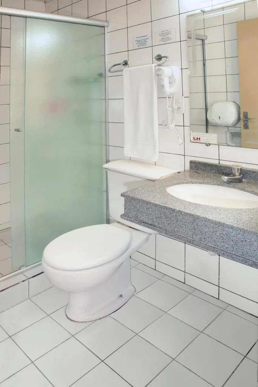 Shower in Lira Hotel