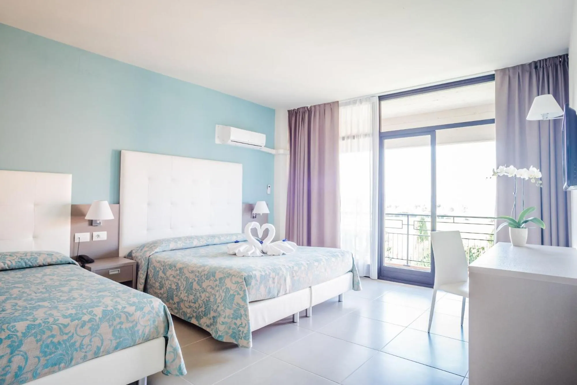 Bed in Hotel Holiday