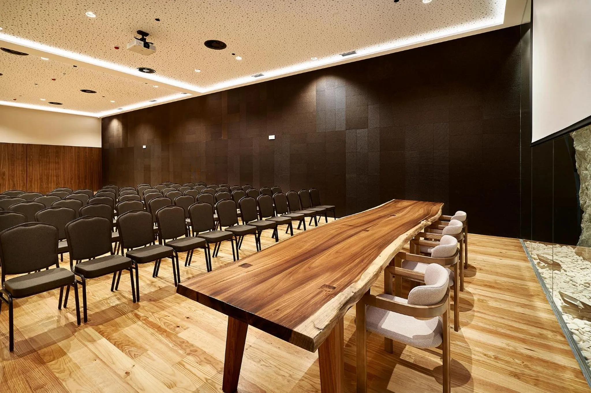 Meeting/conference room in The Log Porto Hotel by Piamonte Hotels