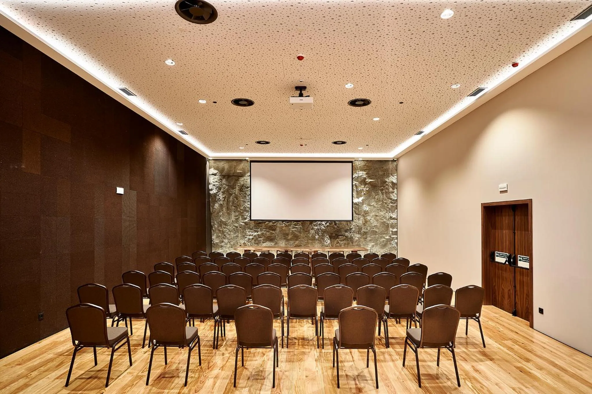 Meeting/conference room in The Log Porto Hotel by Piamonte Hotels